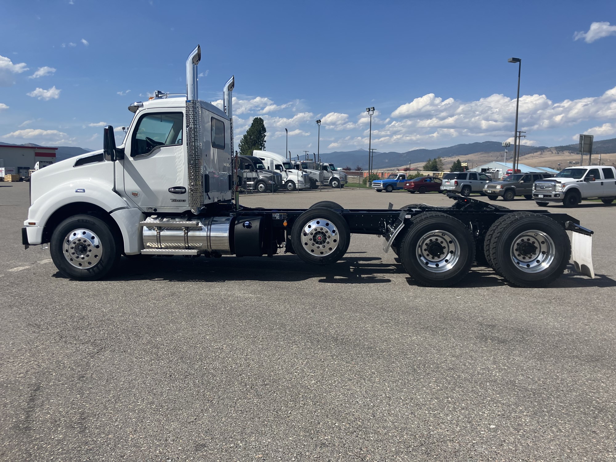 2025 Kenworth T880 - image 3 of 6