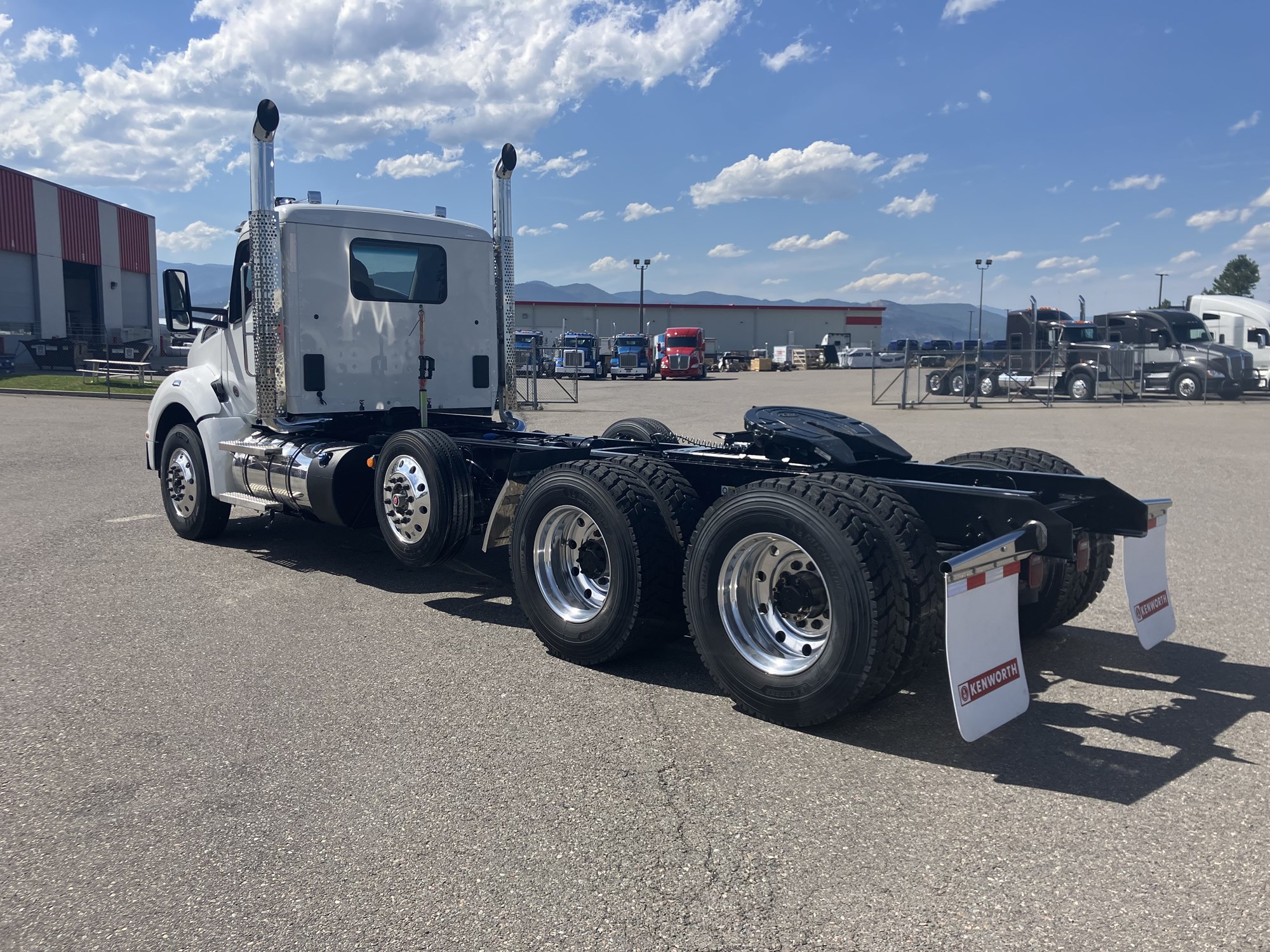 2025 Kenworth T880 - image 2 of 6