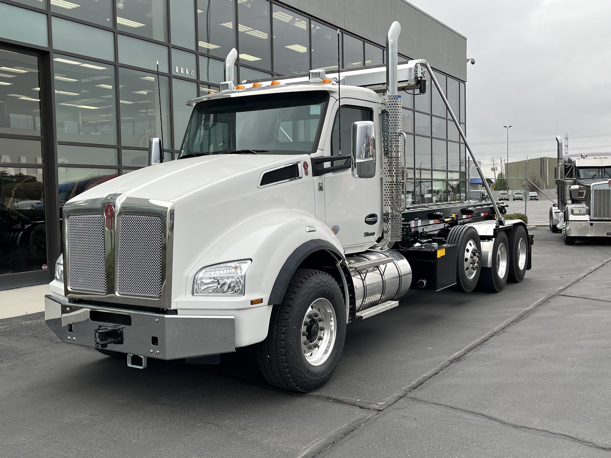 2025 Kenworth T880 - image 1 of 6