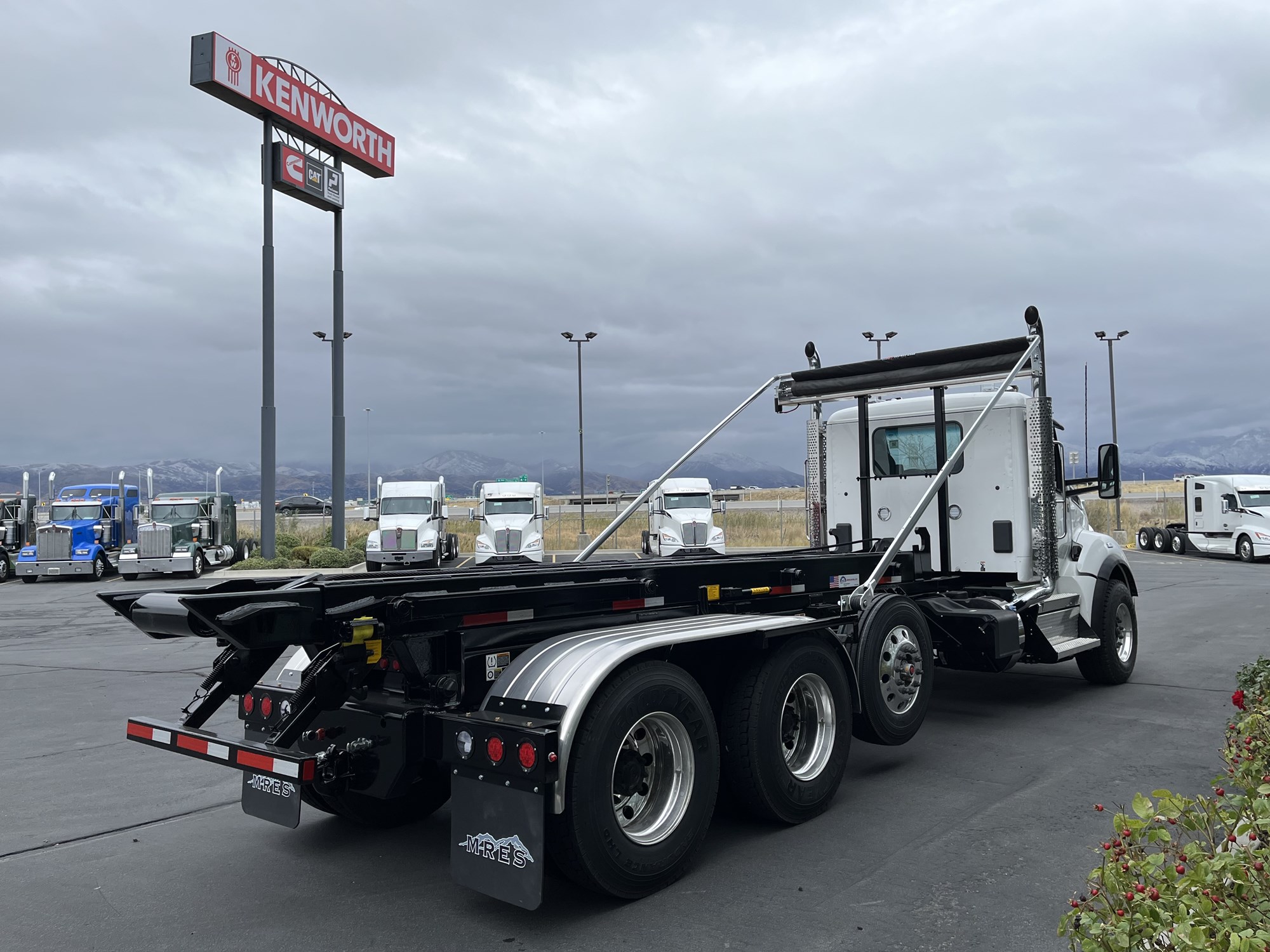 2025 Kenworth T880 - image 4 of 6