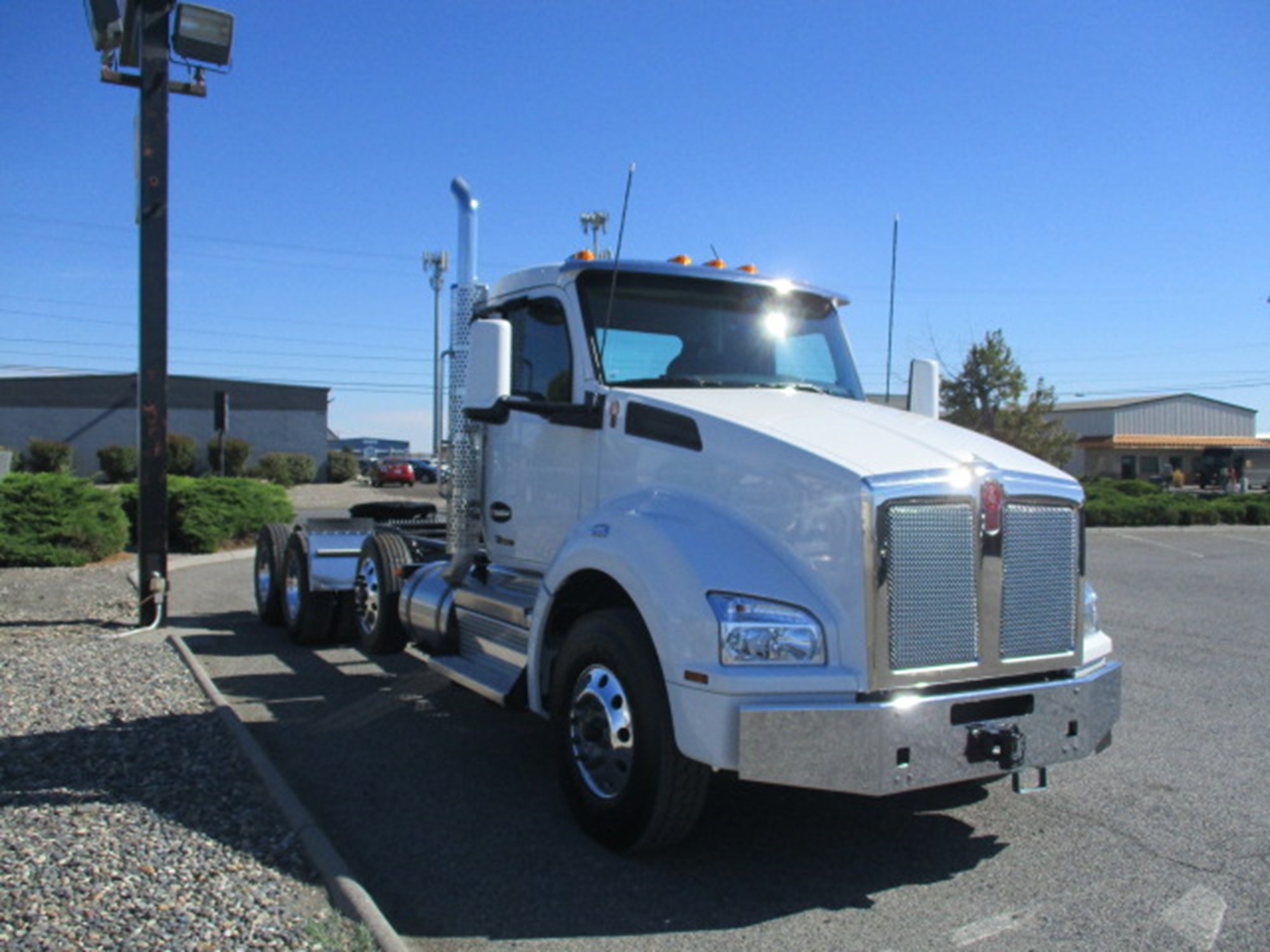 2025 Kenworth T880 - image 2 of 6