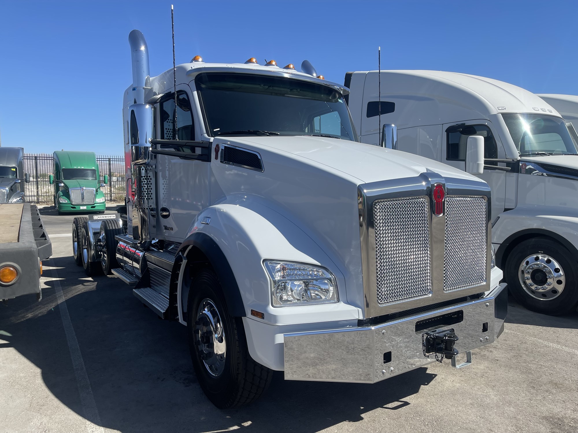 2025 Kenworth T880 - image 2 of 3