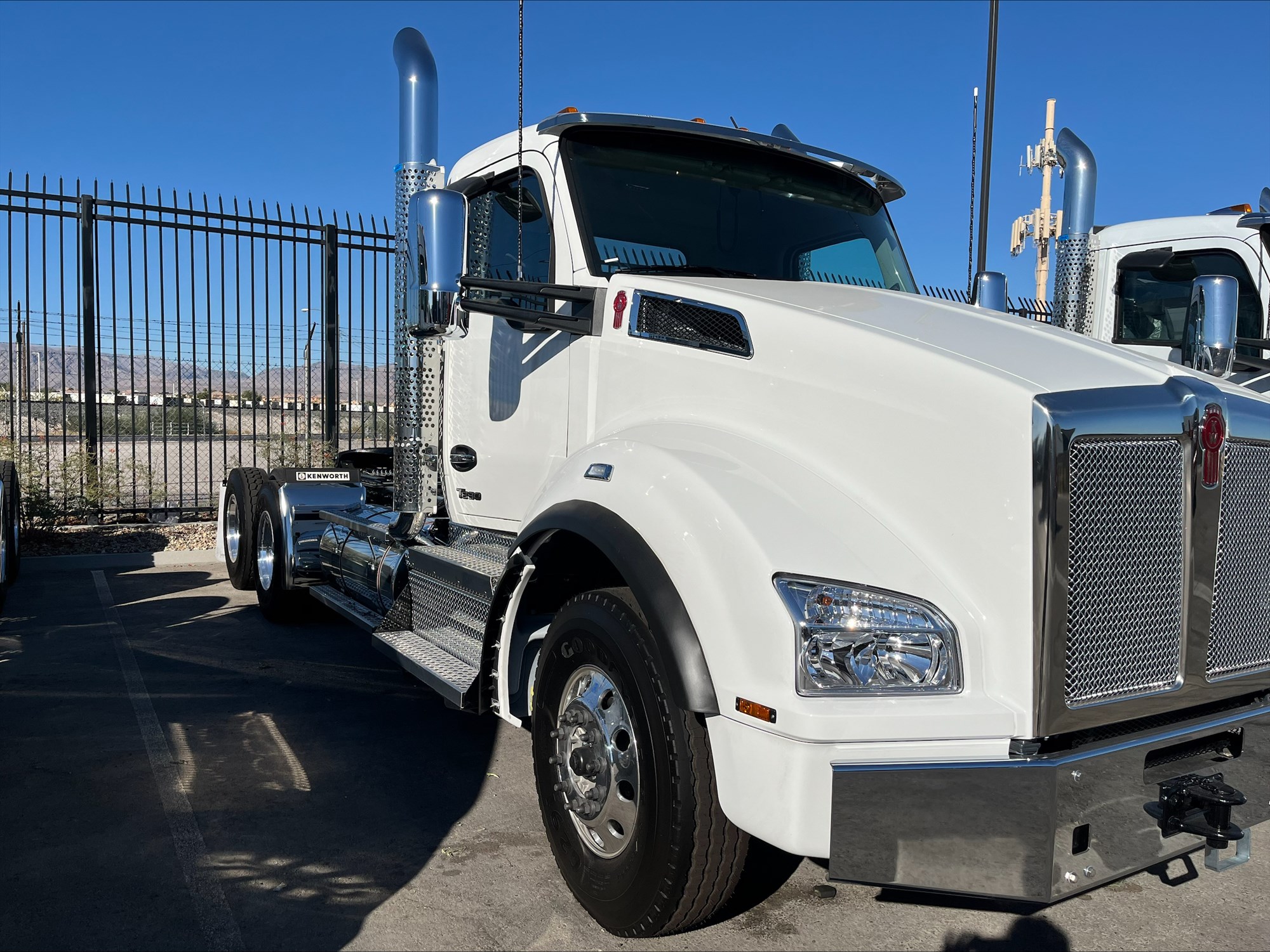 2025 Kenworth T880 - image 1 of 4