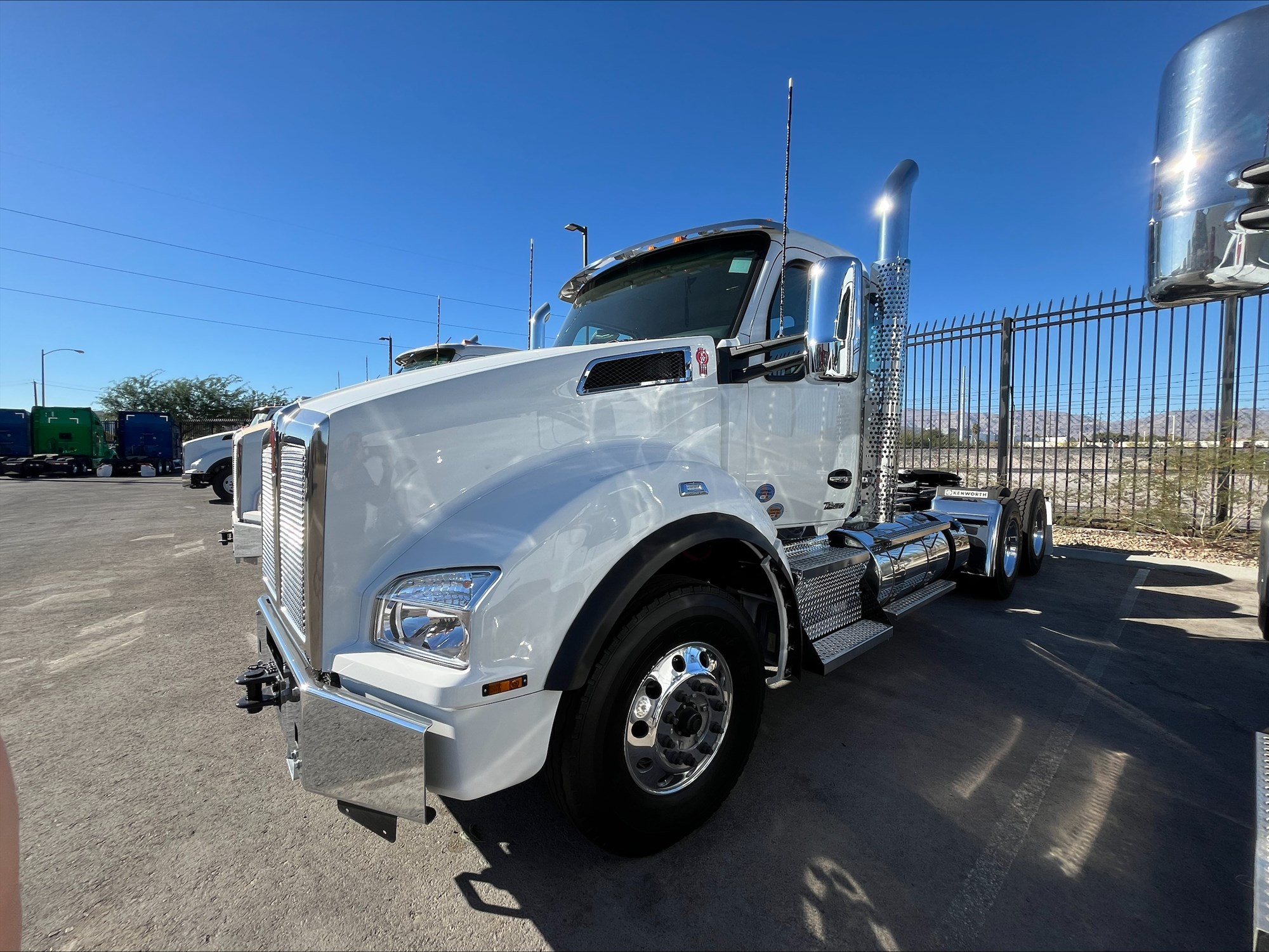 2025 Kenworth T880 - image 4 of 4