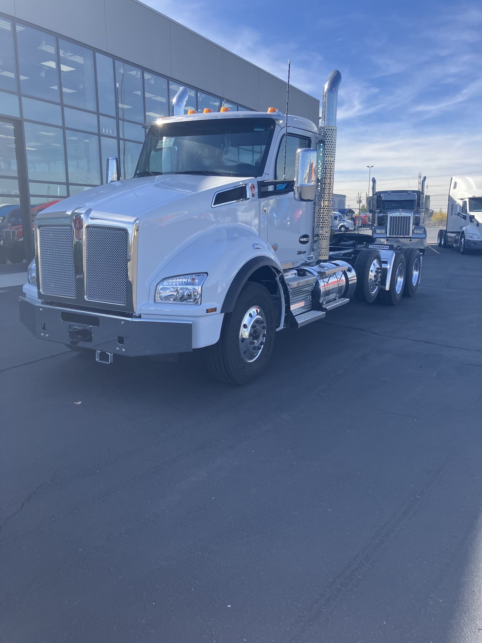 2025 Kenworth T880 - image 1 of 6