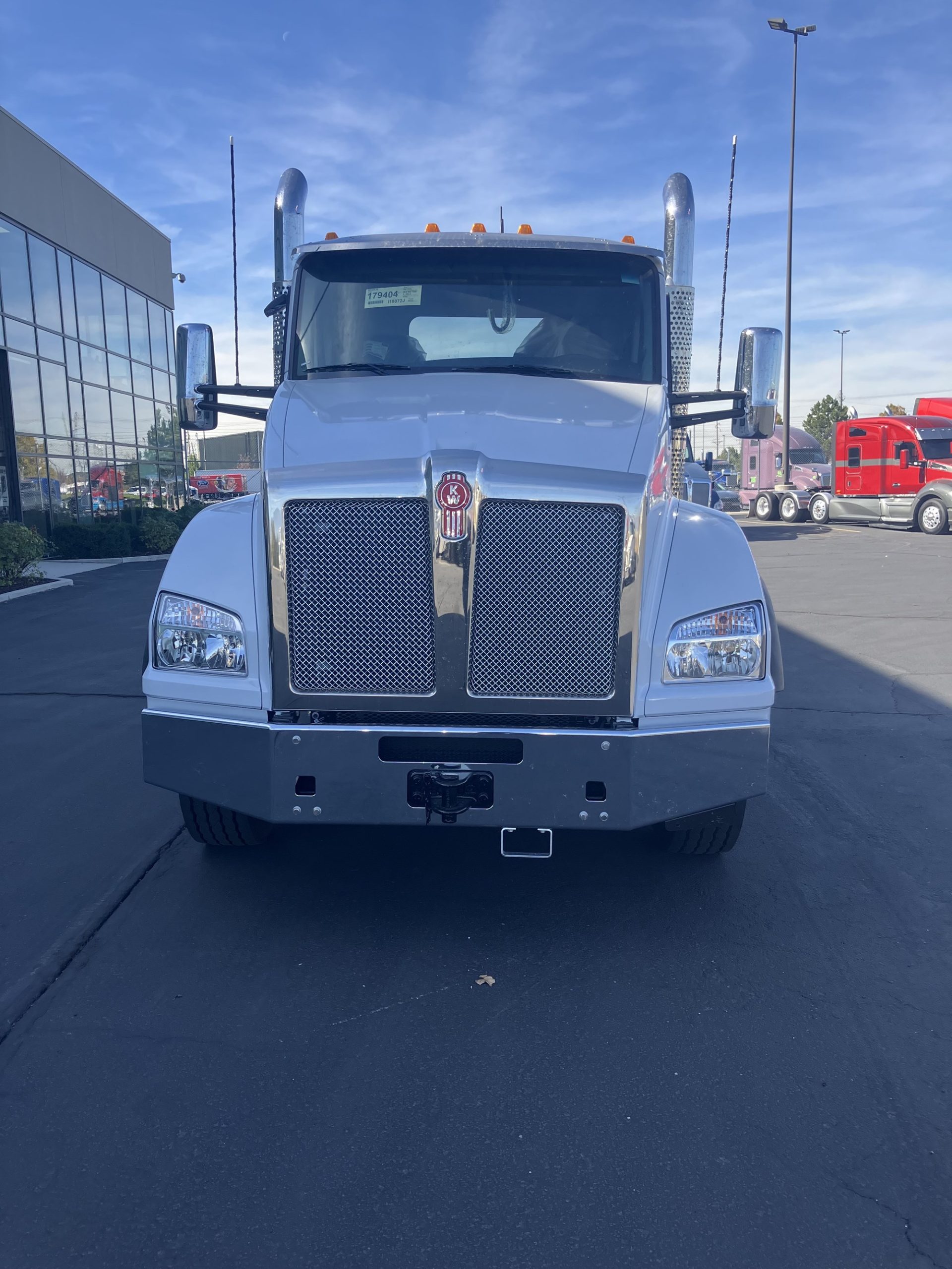 2025 Kenworth T880 - image 2 of 6