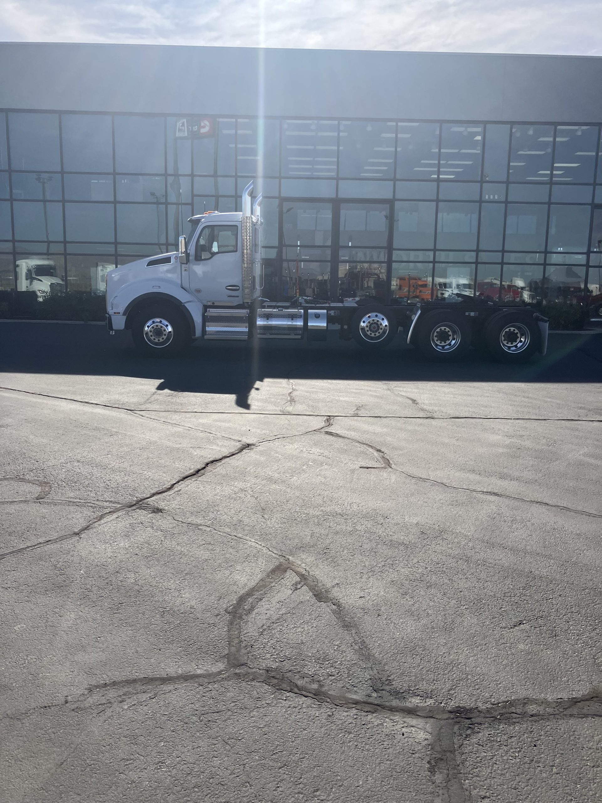 2025 Kenworth T880 - image 6 of 6