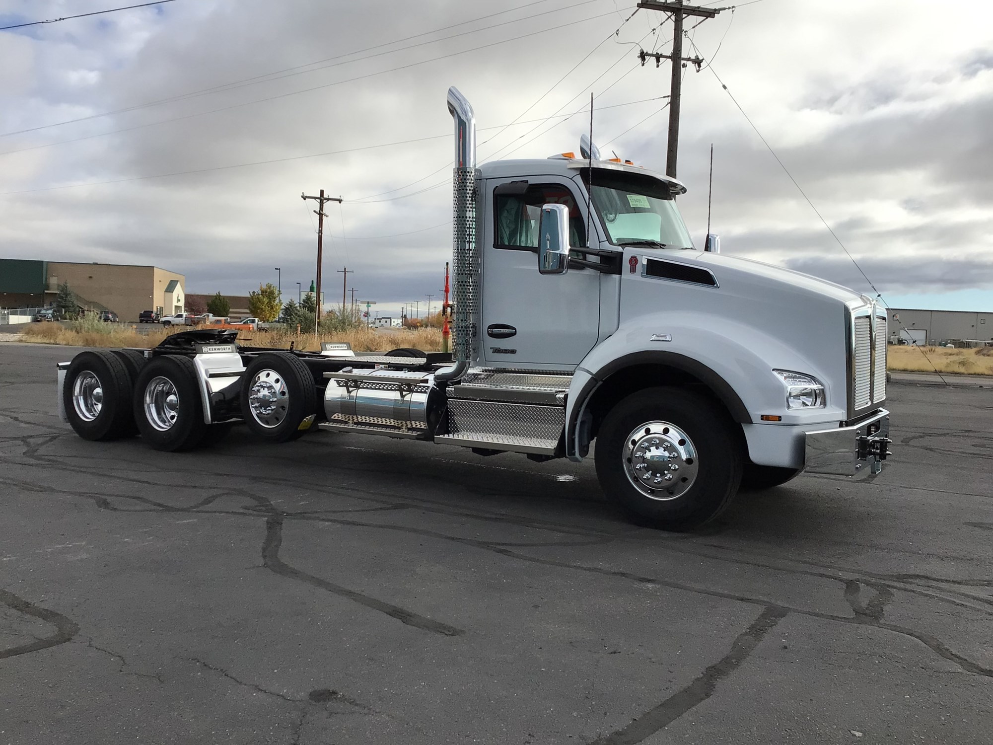 2025 Kenworth T880 - image 2 of 6