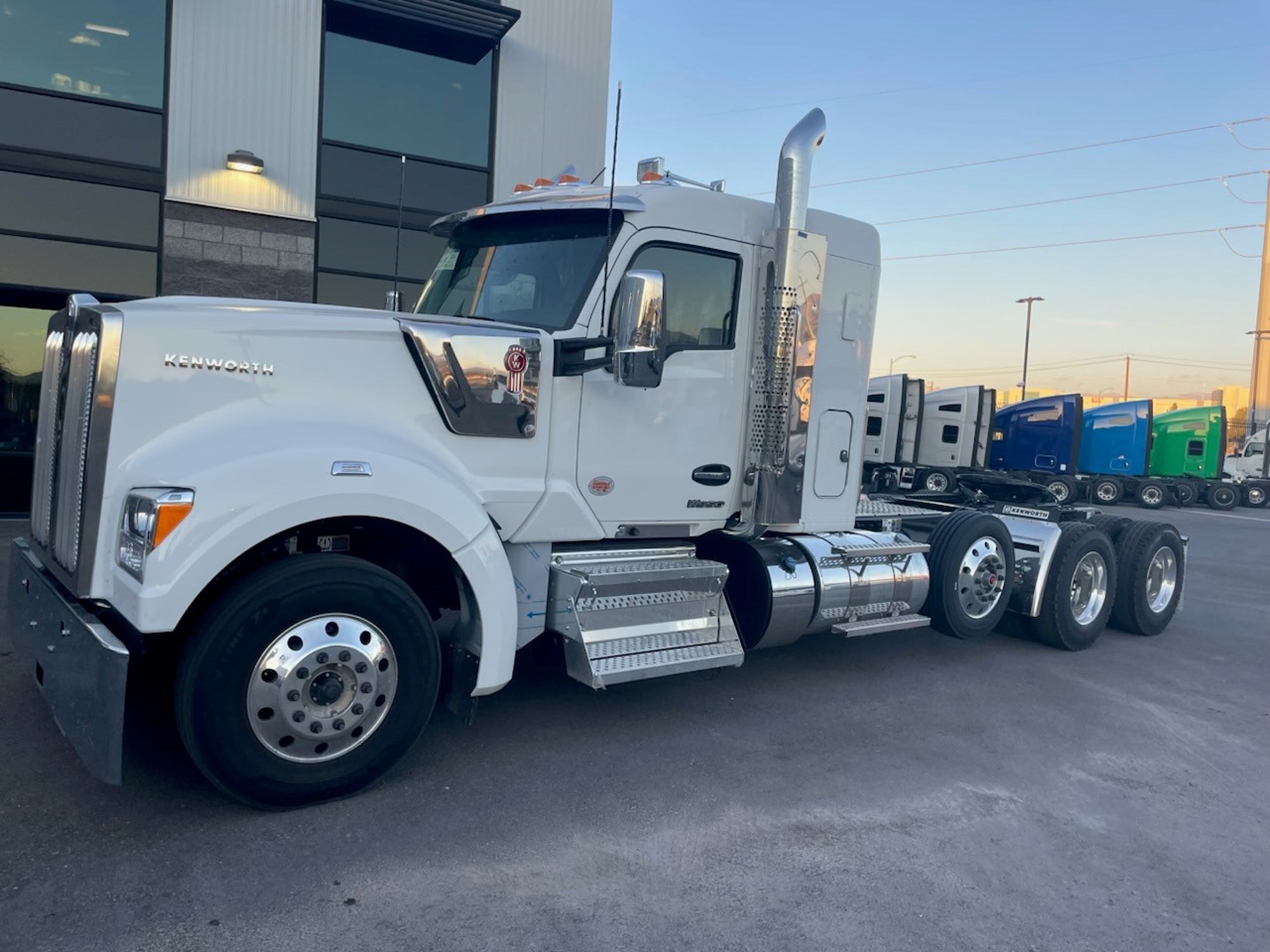 2025 Kenworth W990 - image 1 of 2