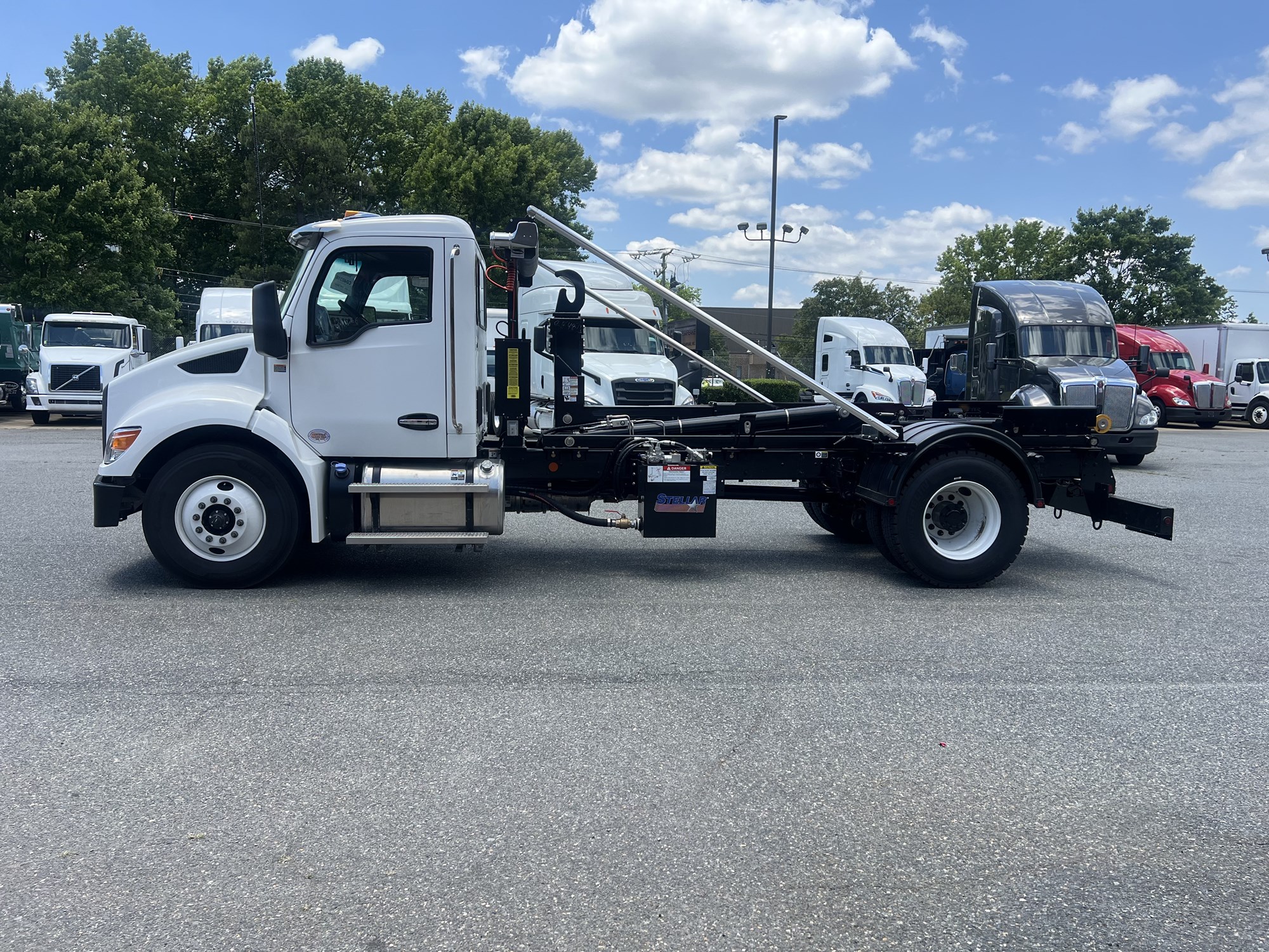 2025 Kenworth T280 - image 1 of 6