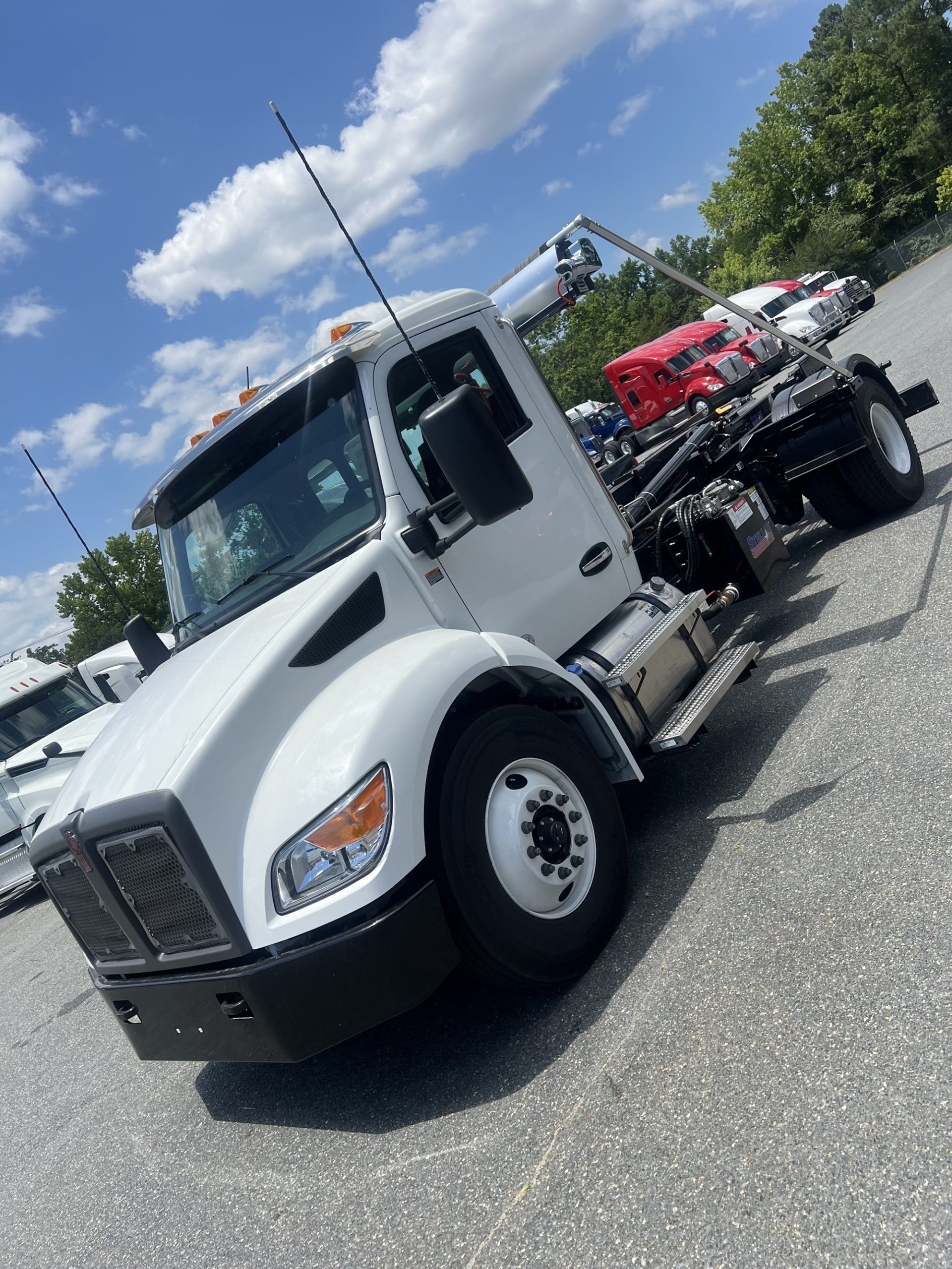 2025 Kenworth T280 - image 3 of 6