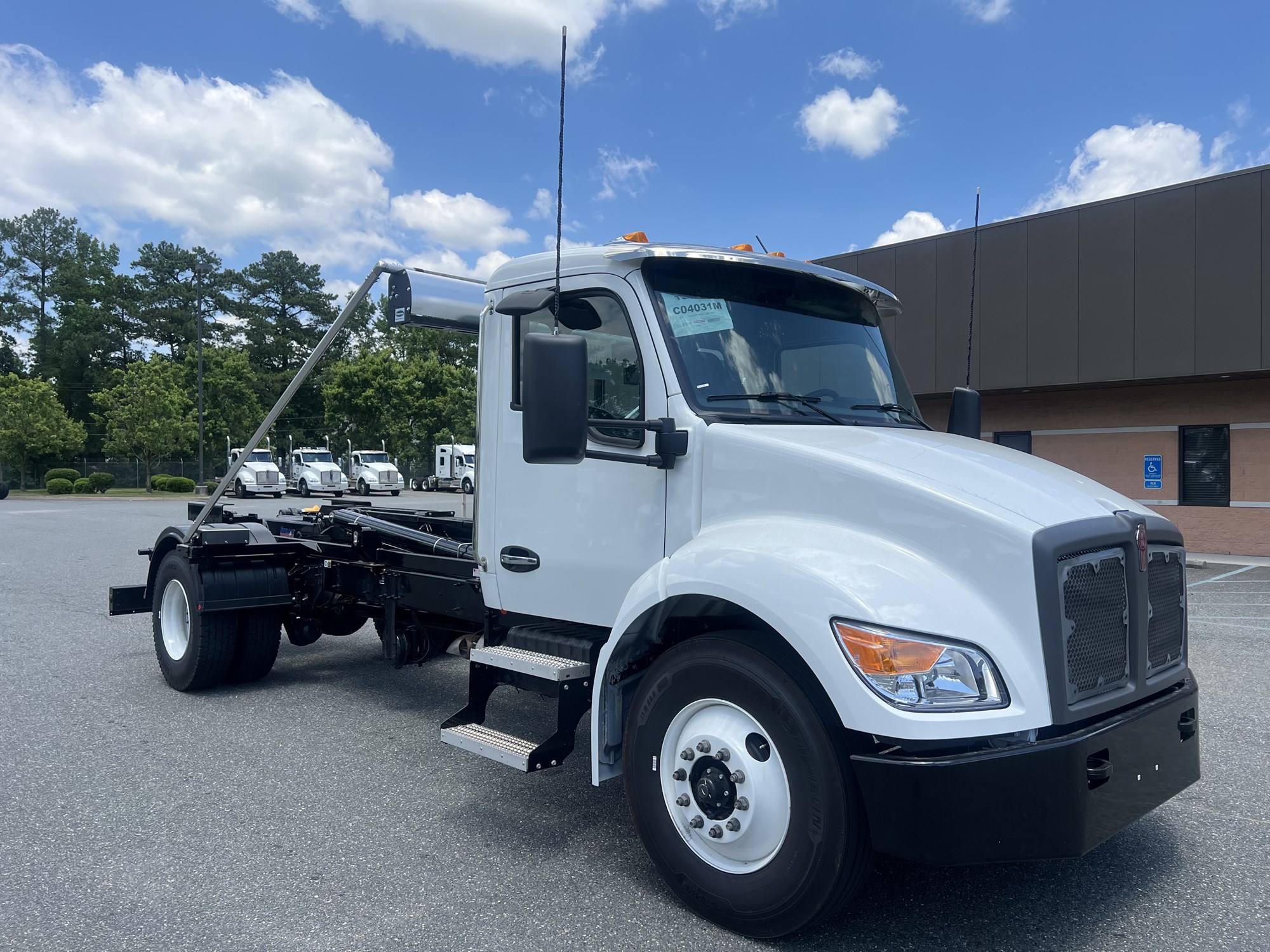 2025 Kenworth T280 - image 5 of 6