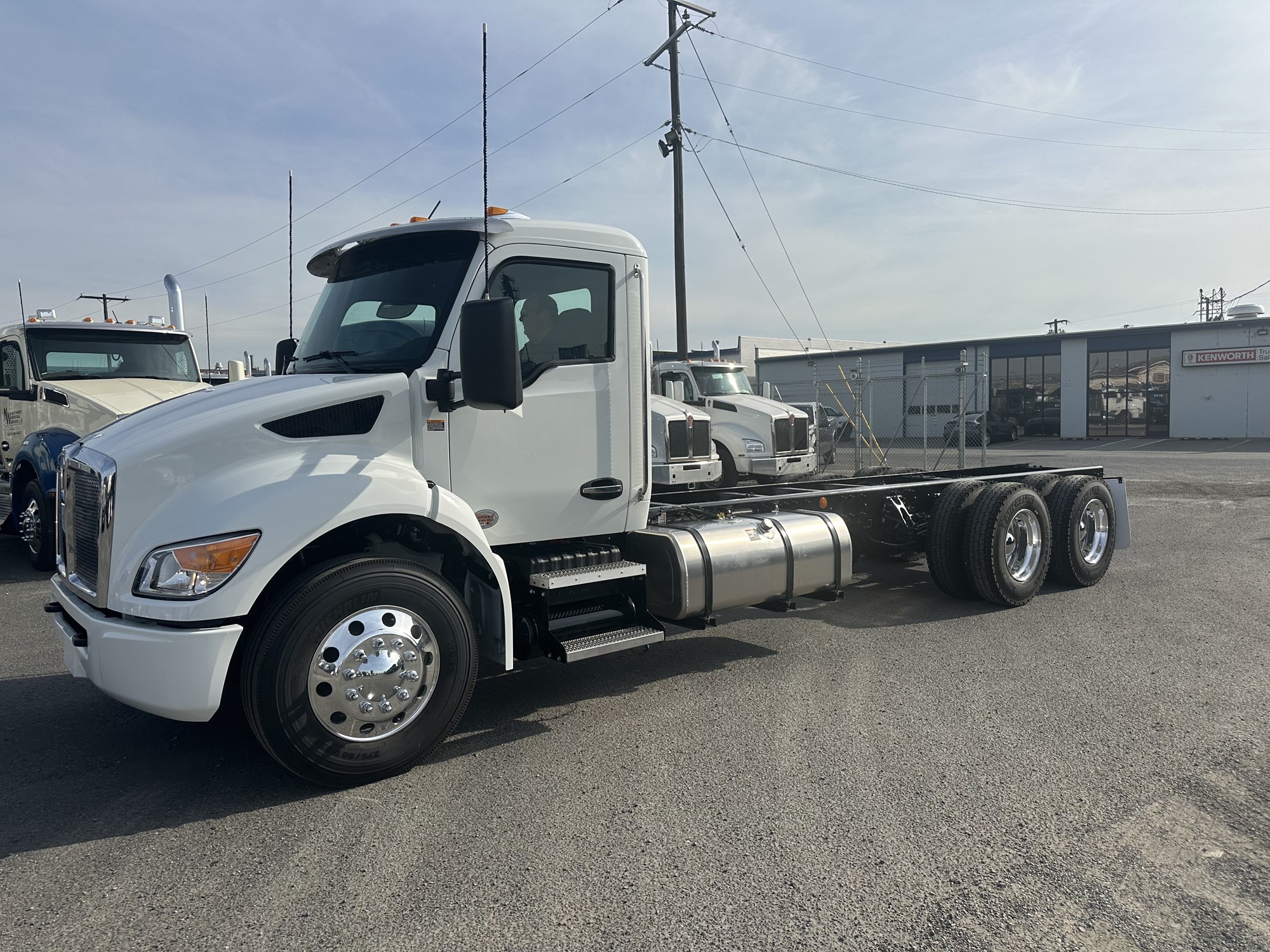 2025 Kenworth T480 - image 1 of 6