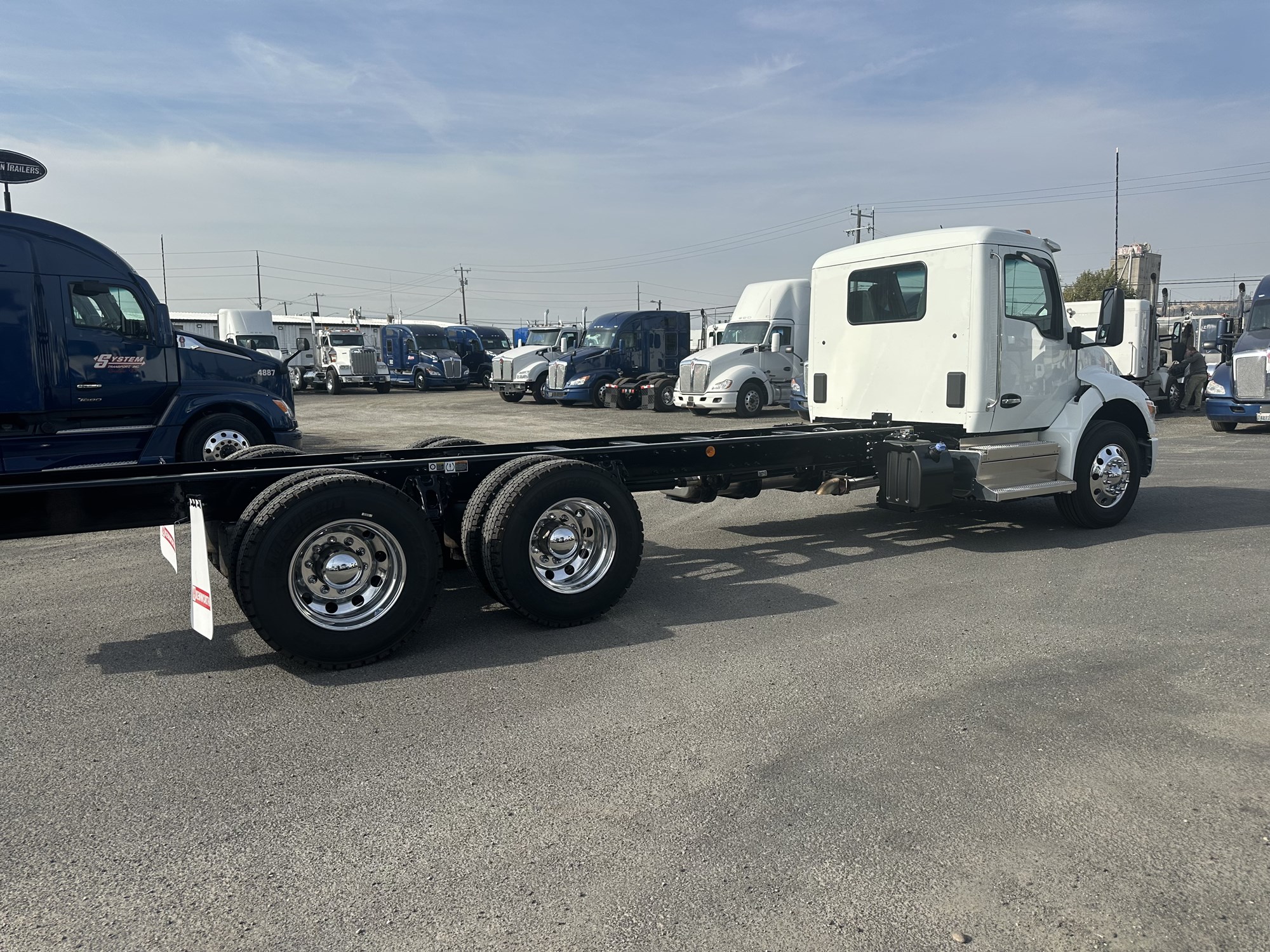 2025 Kenworth T480 - image 2 of 5