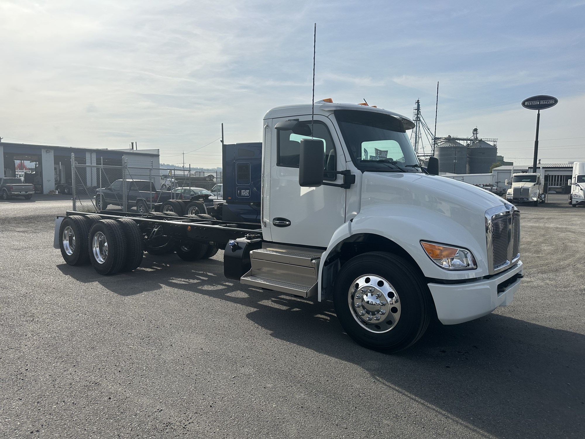 2025 Kenworth T480 - image 2 of 6