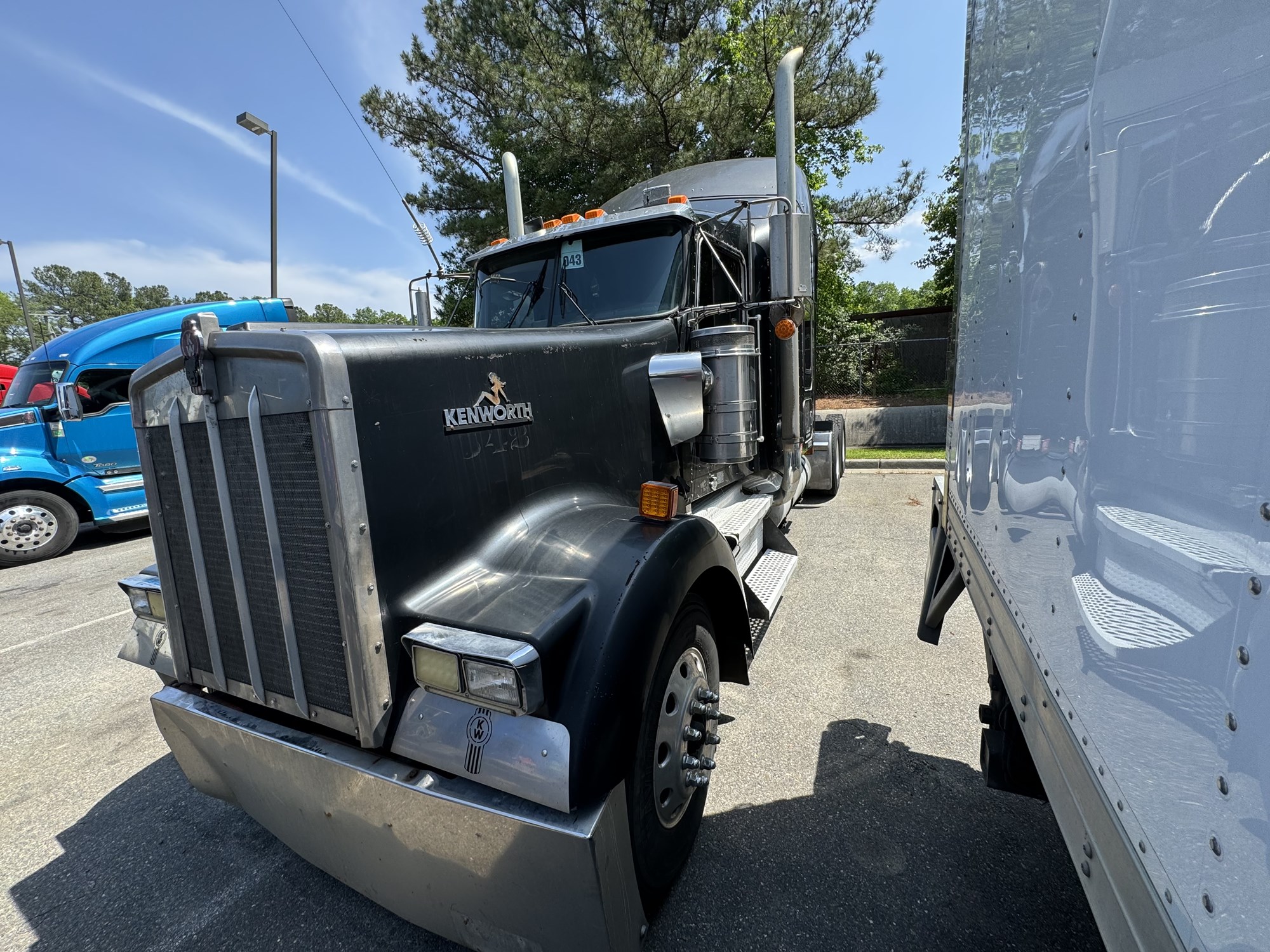 2005 Kenworth W900B - image 2 of 6