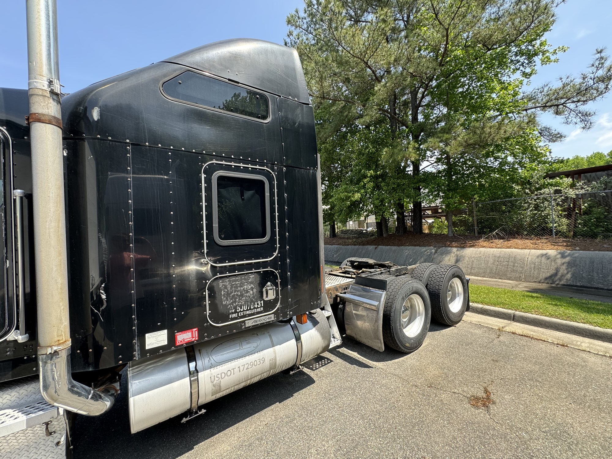 2005 Kenworth W900B - image 4 of 6