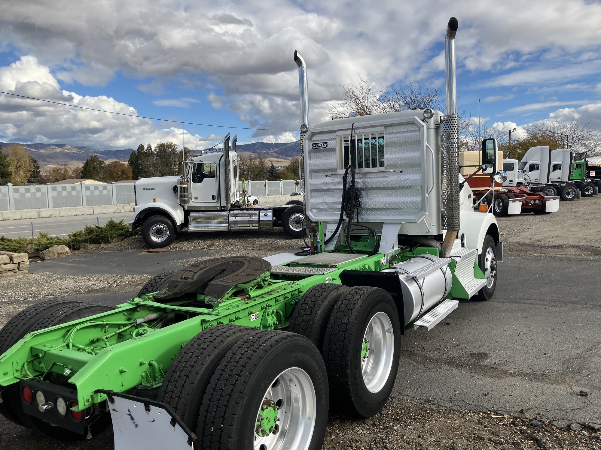 2015 Kenworth T800 - image 5 of 6