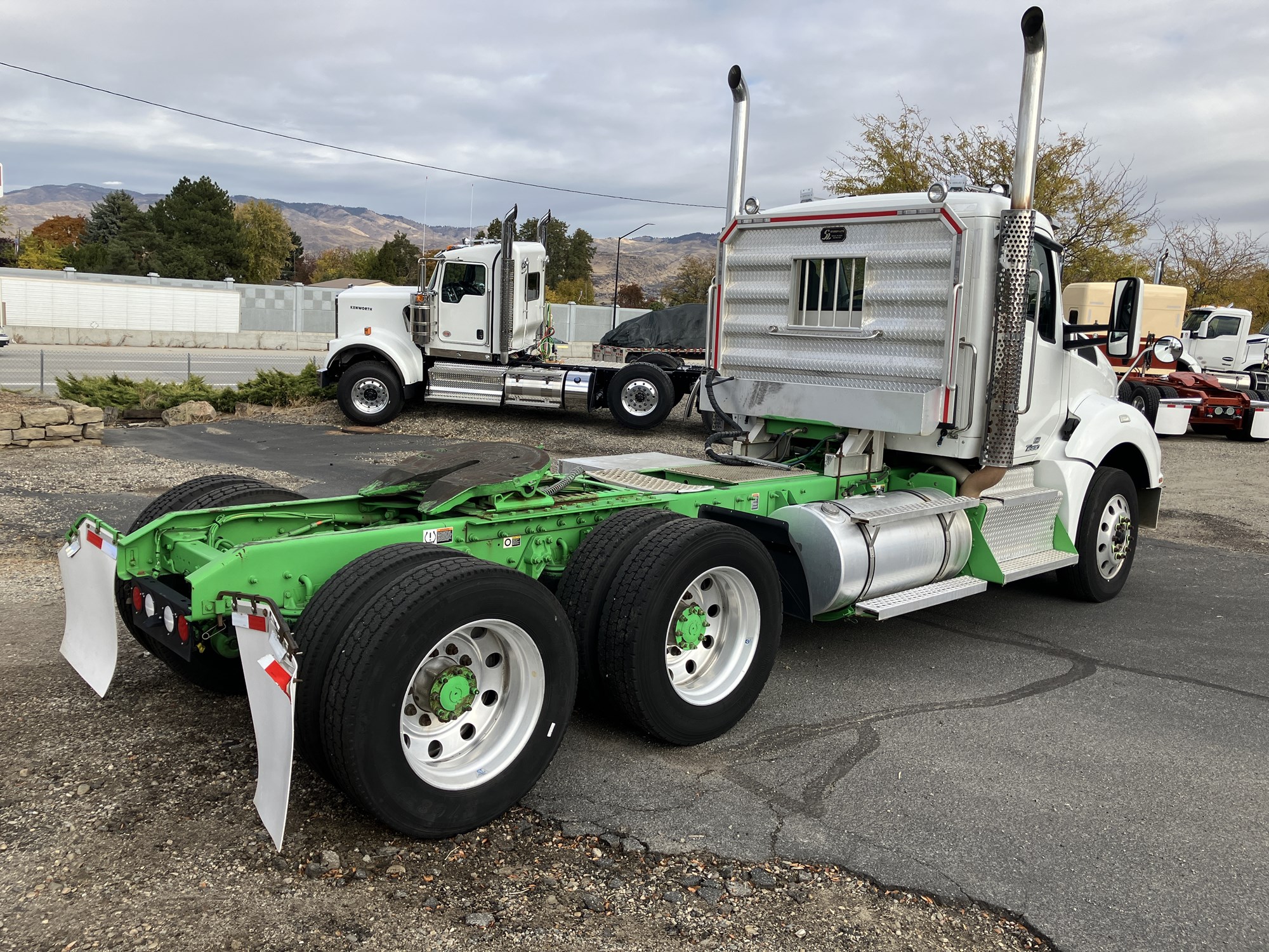 2017 Kenworth T880 - image 5 of 6