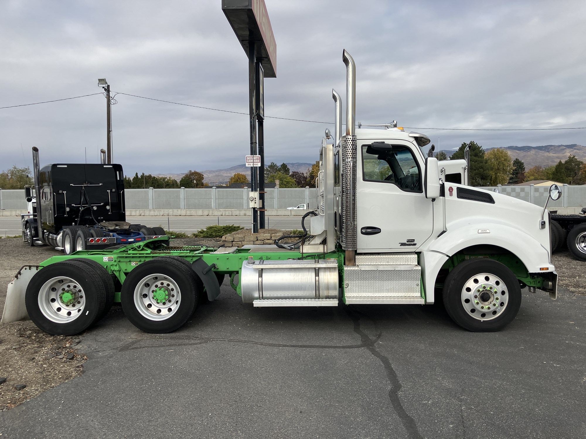 2017 Kenworth T880 - image 6 of 6