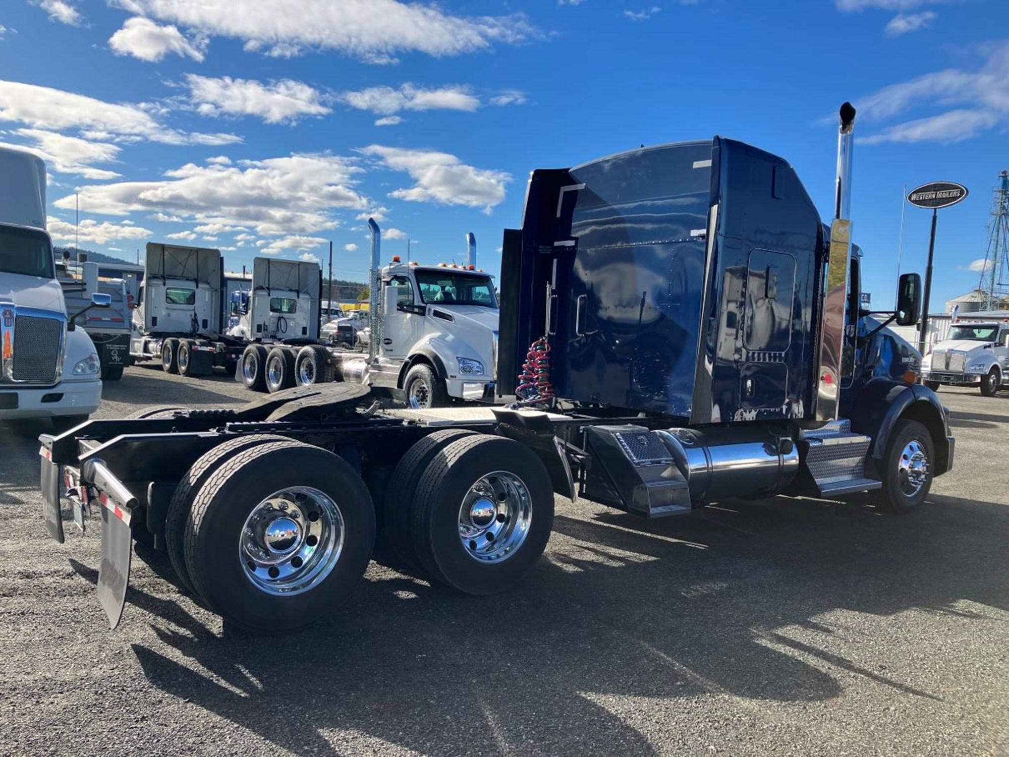 2017 Kenworth T800 - image 3 of 6