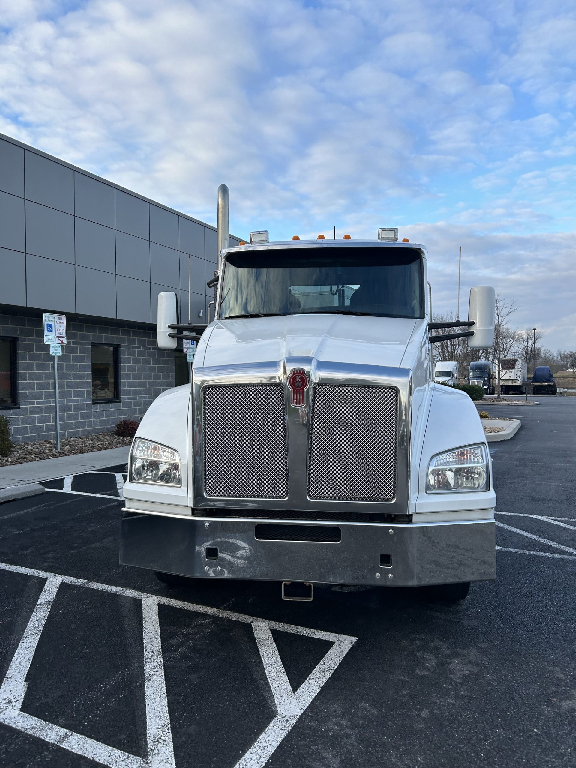 2018 Kenworth T880 - image 2 of 6