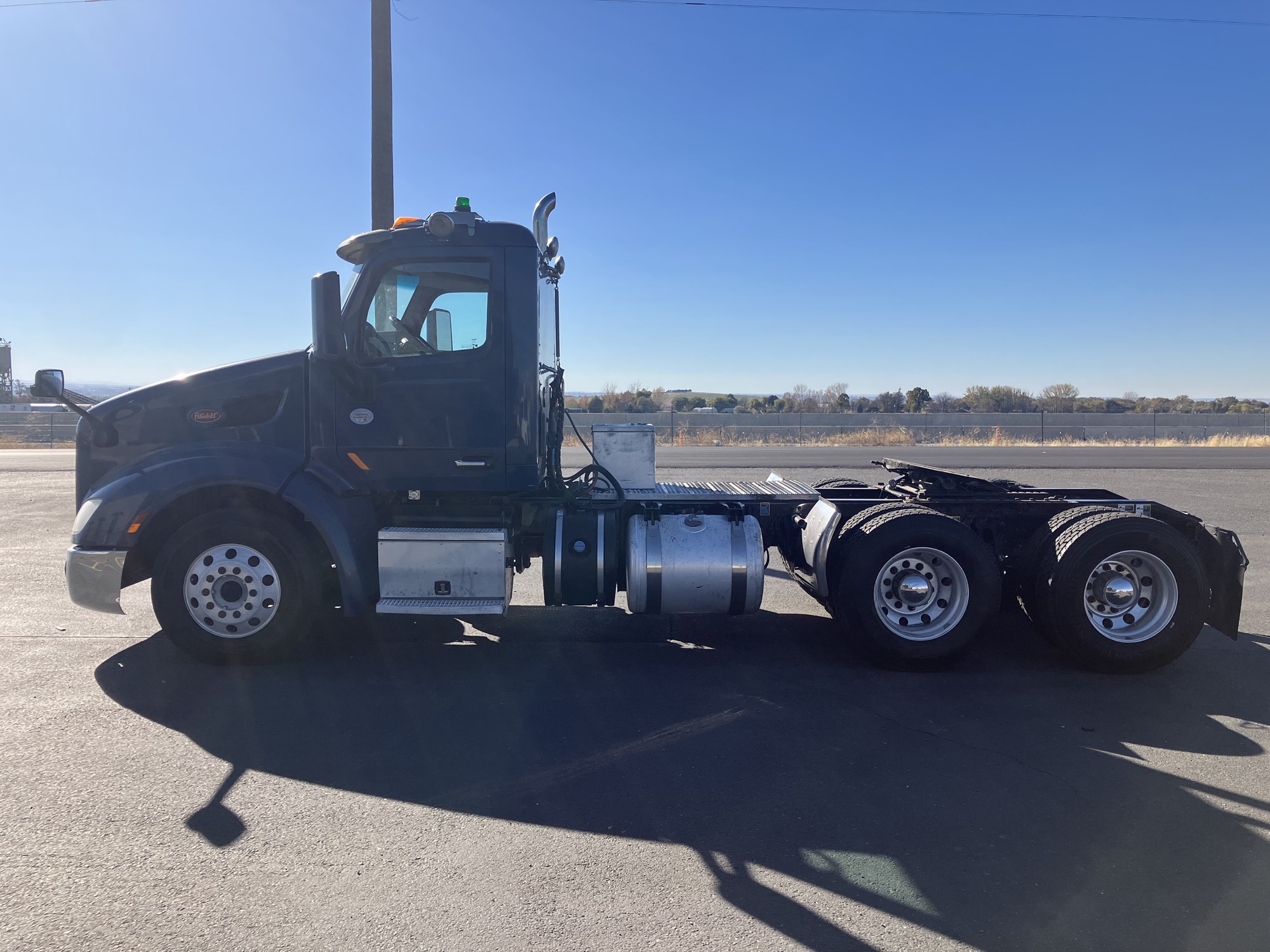 2019 Peterbilt 579 - image 2 of 6