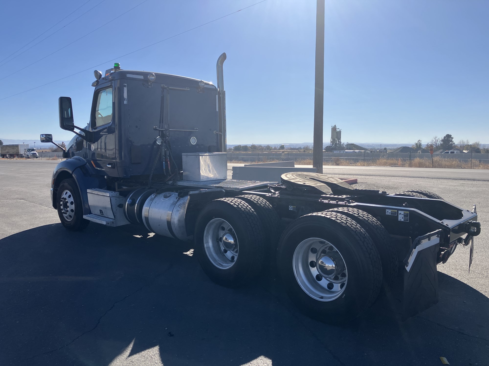 2019 Peterbilt 579 - image 3 of 6