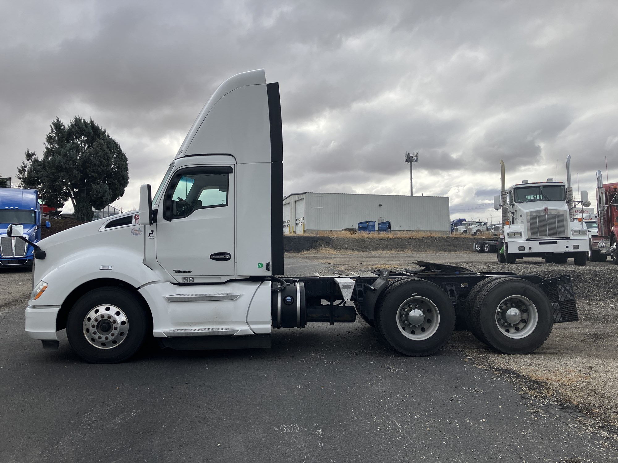 2019 Kenworth T680 - image 2 of 6