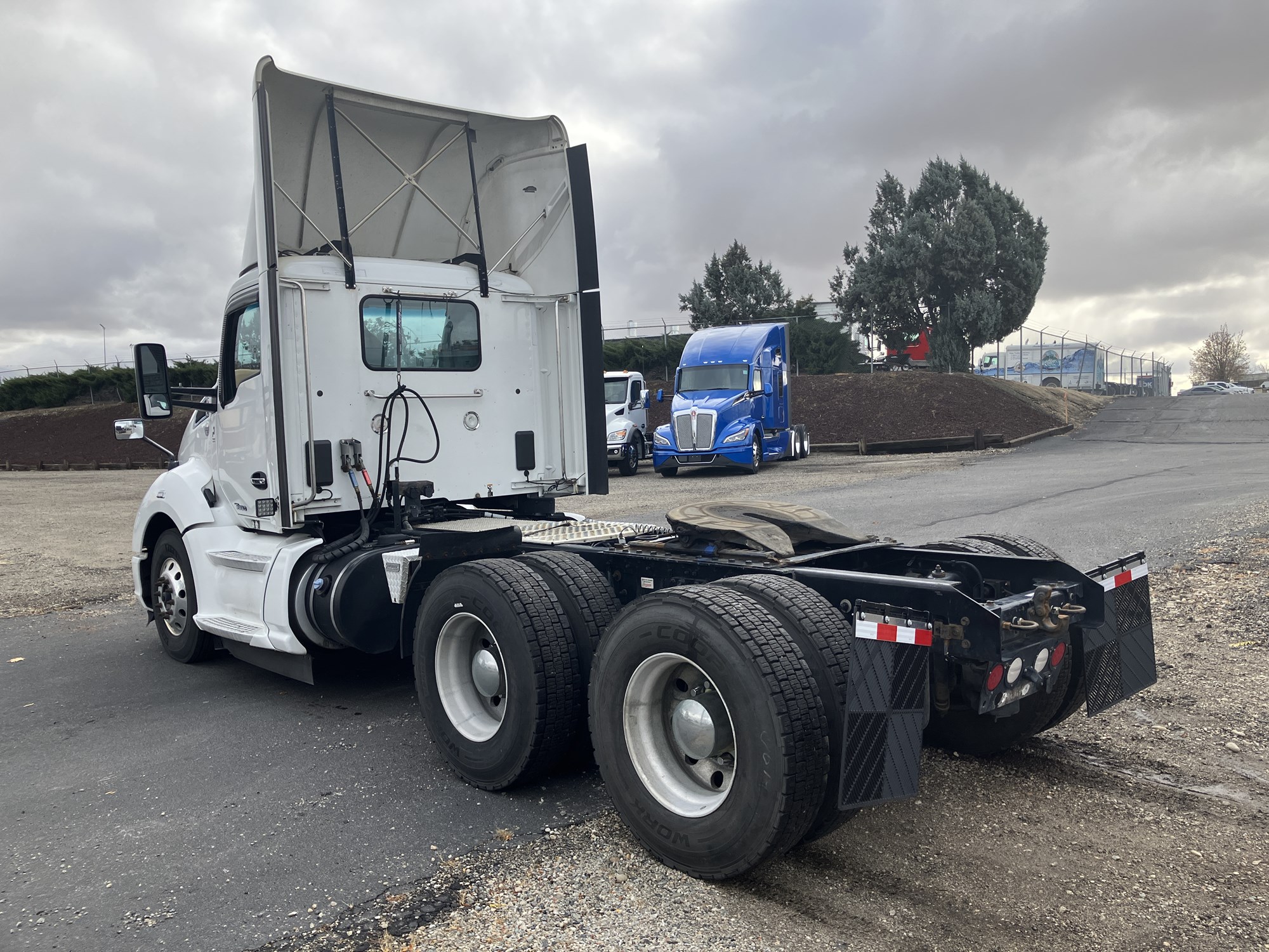 2019 Kenworth T680 - image 3 of 6