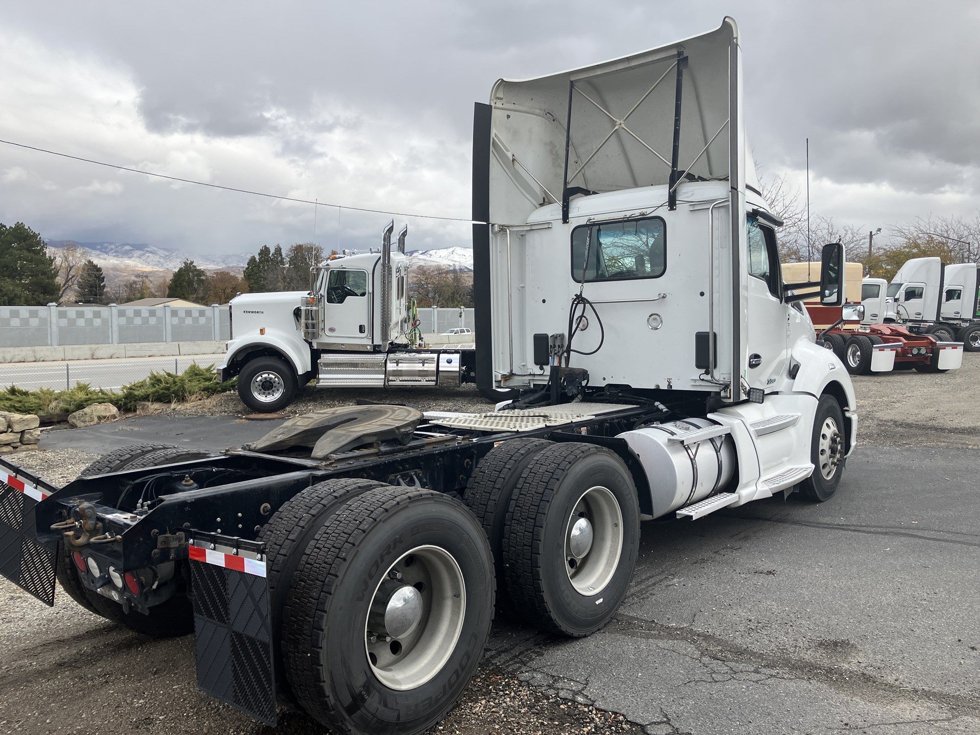 2019 Kenworth T680 - image 5 of 6