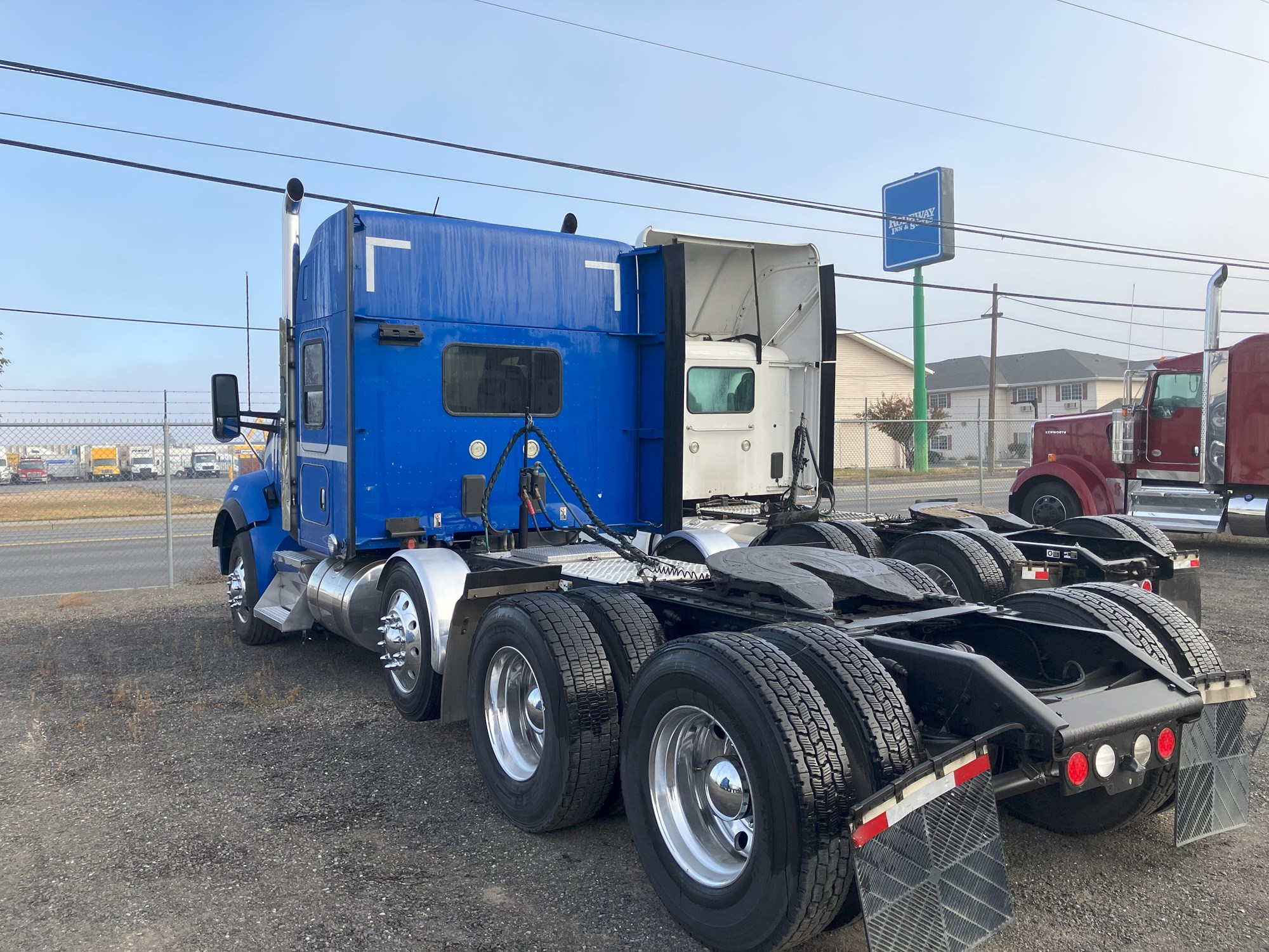 2019 Kenworth T880 - image 3 of 6