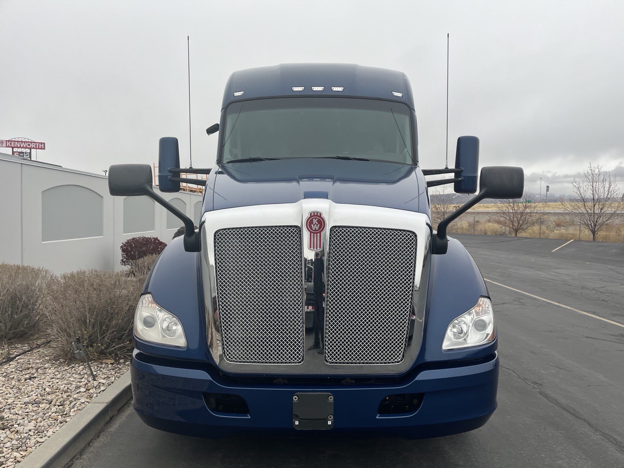 2020 Kenworth T680 - image 3 of 6