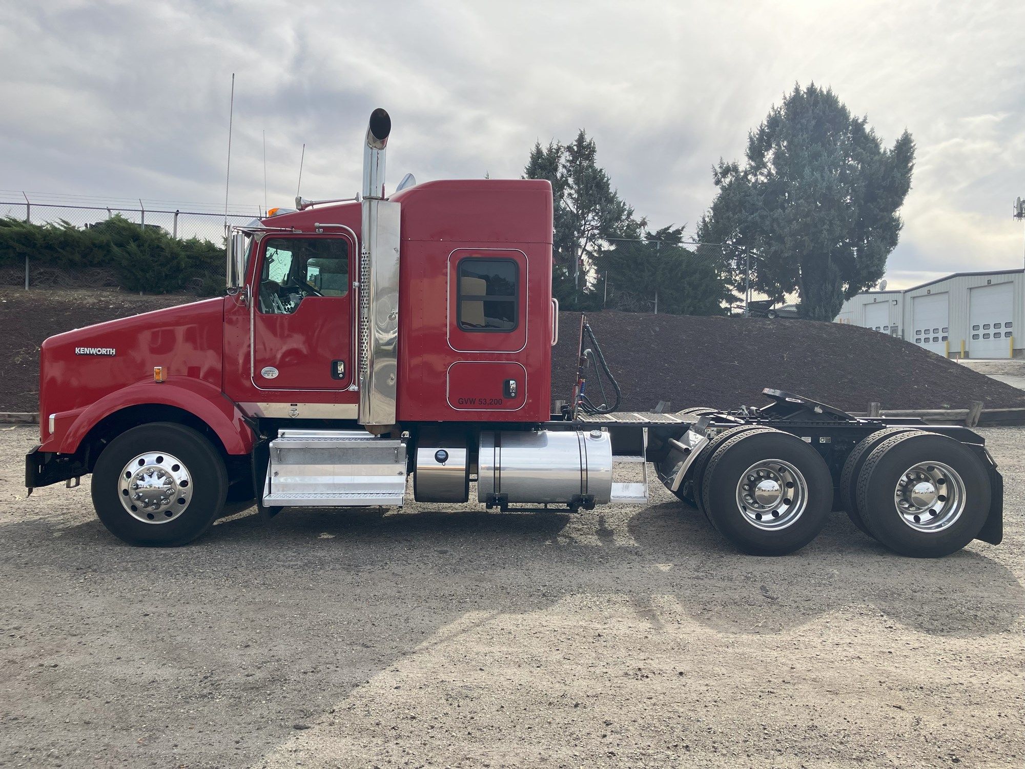 2020 Kenworth T800 - image 2 of 6