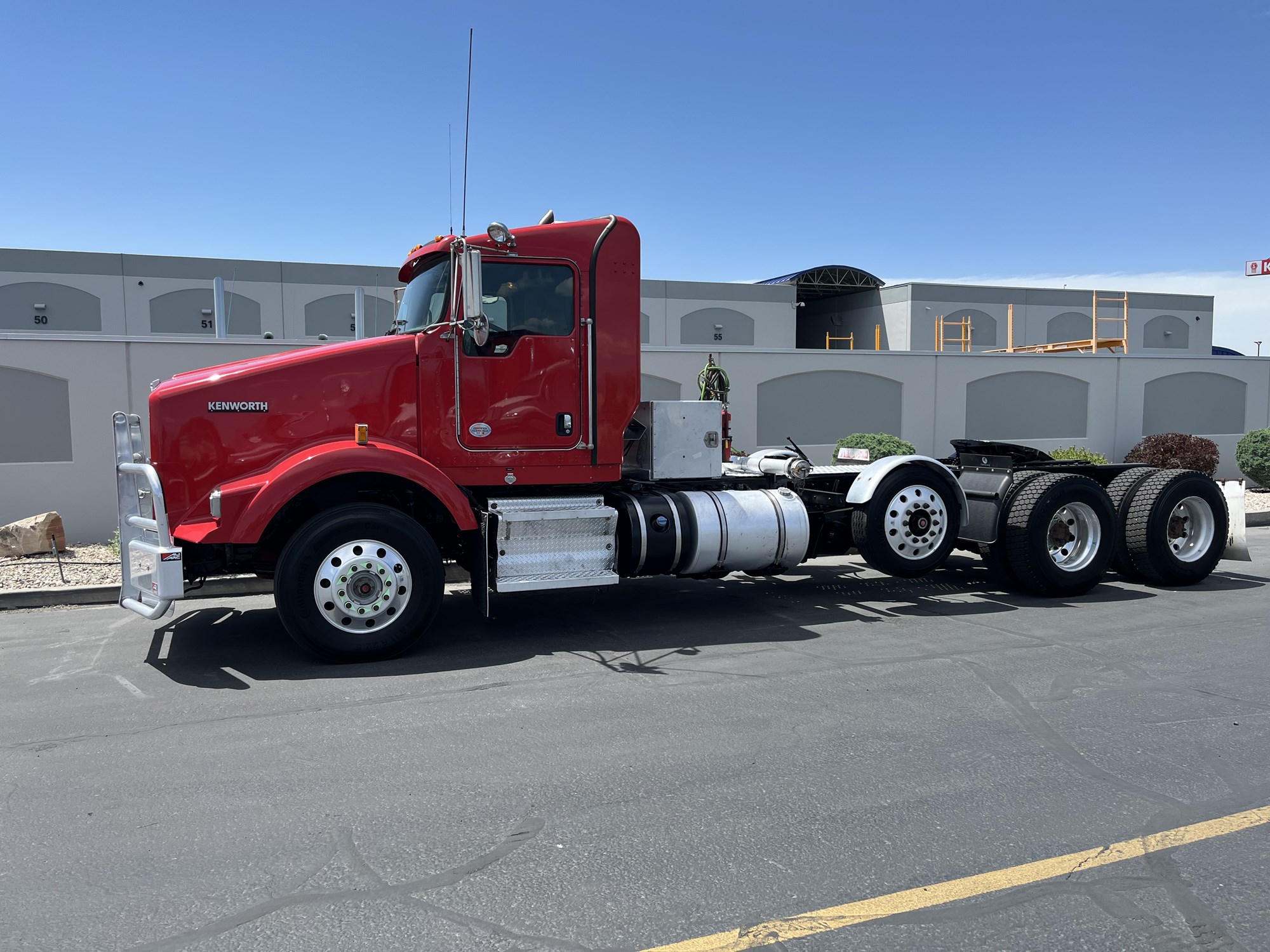 2020 Kenworth T800 - image 1 of 6