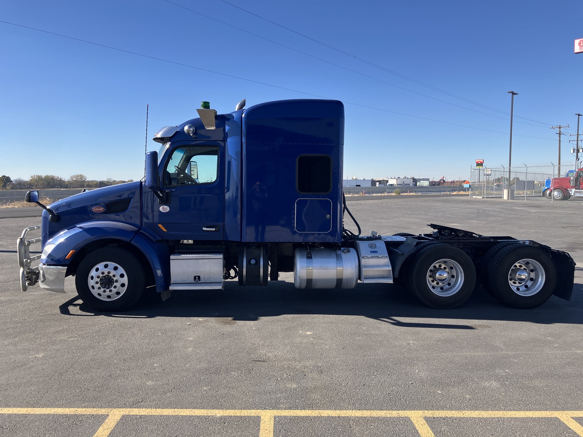 2021 Peterbilt 579 - image 2 of 6