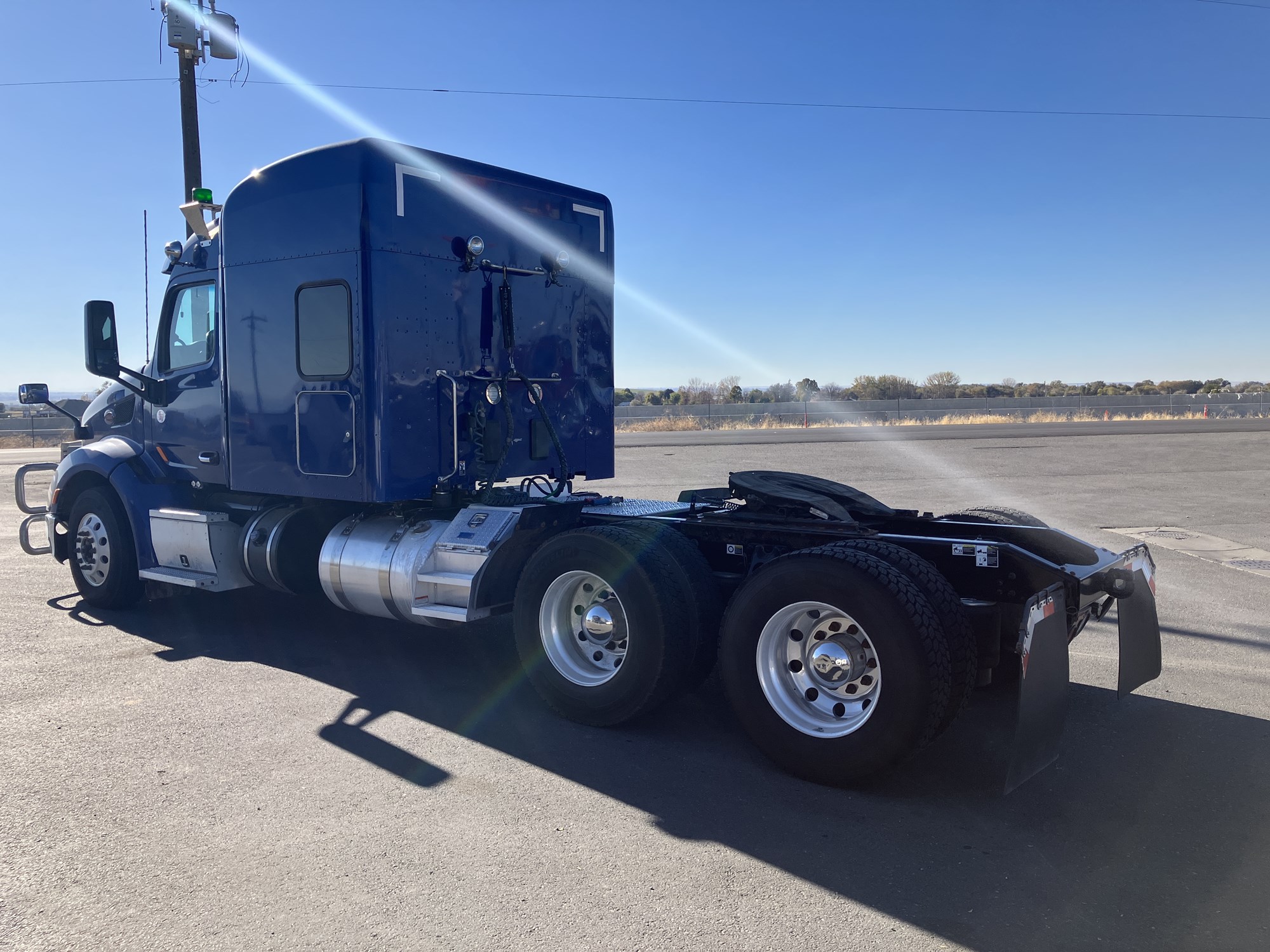 2021 Peterbilt 579 - image 3 of 6