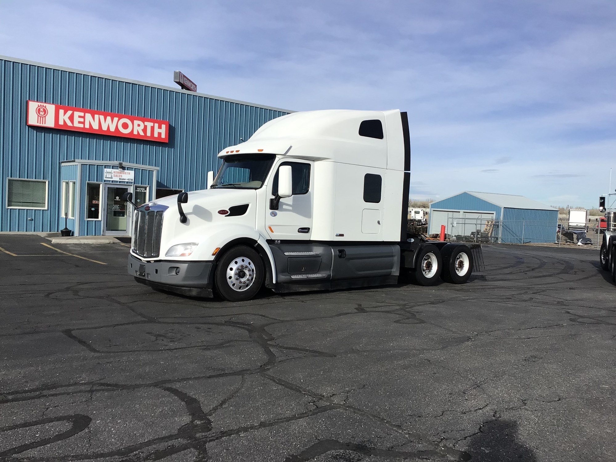 2021 Peterbilt 579 - image 1 of 6