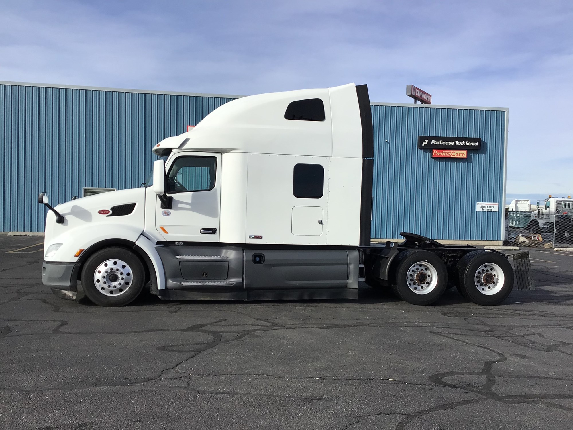 2021 Peterbilt 579 - image 2 of 6