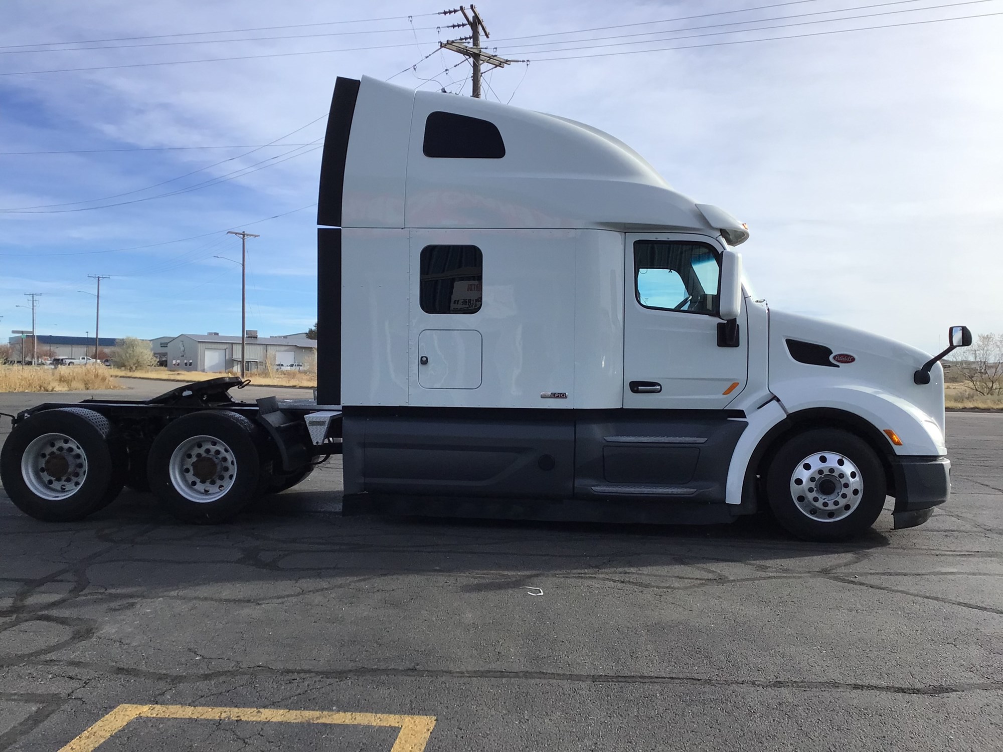 2021 Peterbilt 579 - image 5 of 6