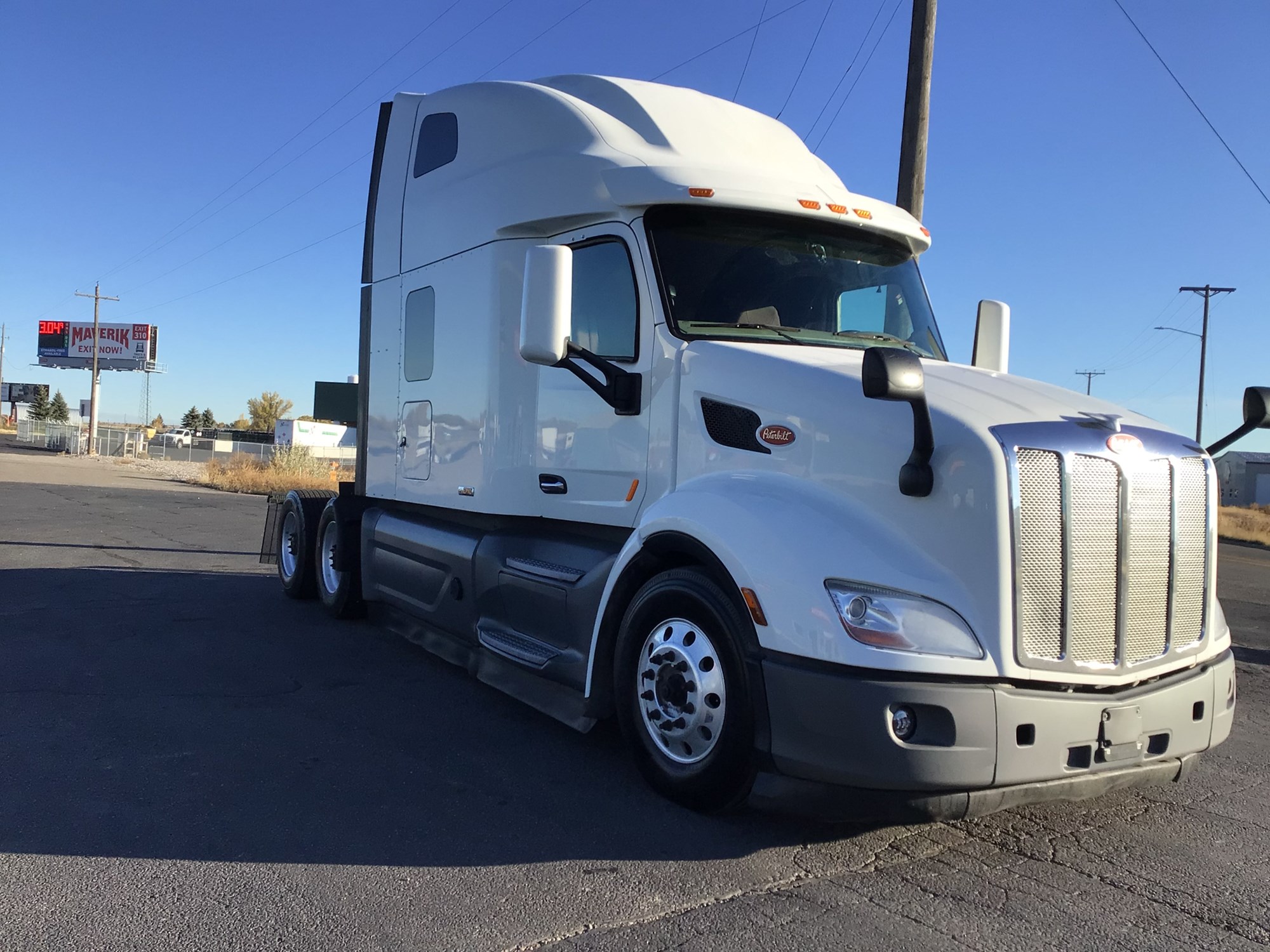 2021 Peterbilt 579 - image 2 of 6