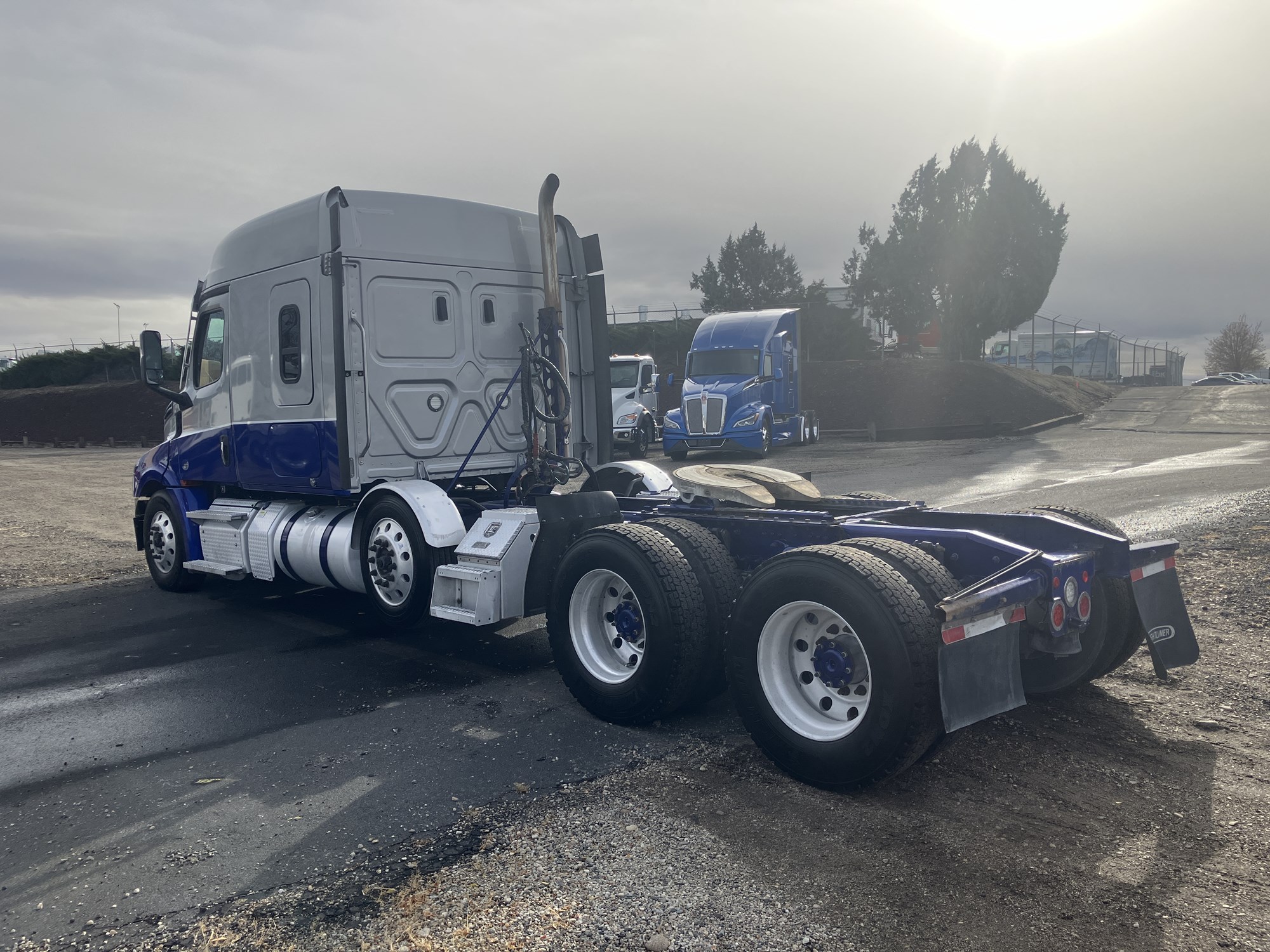 2021 Freightliner Cascadia - image 3 of 6