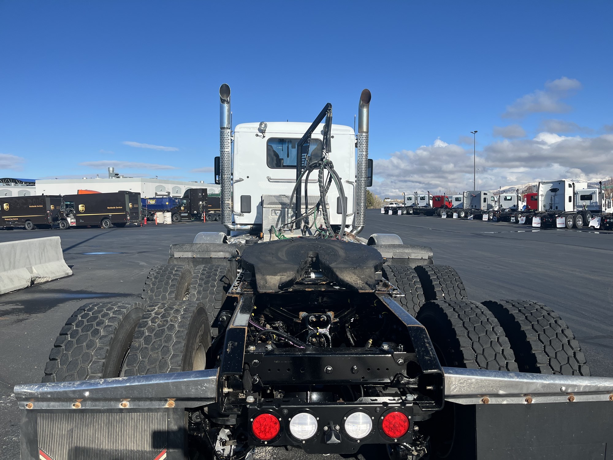 2022 Kenworth T880 - image 2 of 6