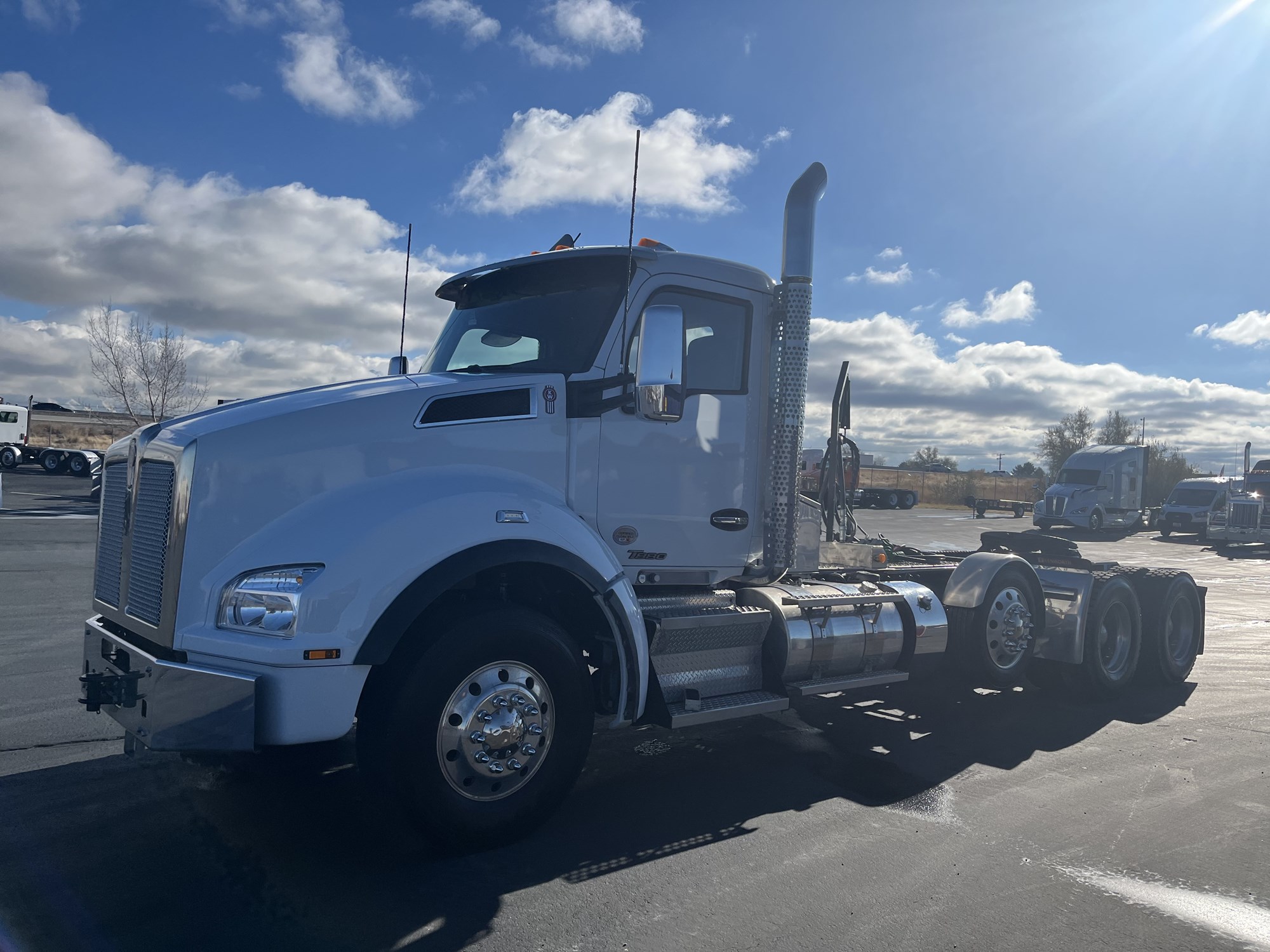 2022 Kenworth T880 - image 3 of 6