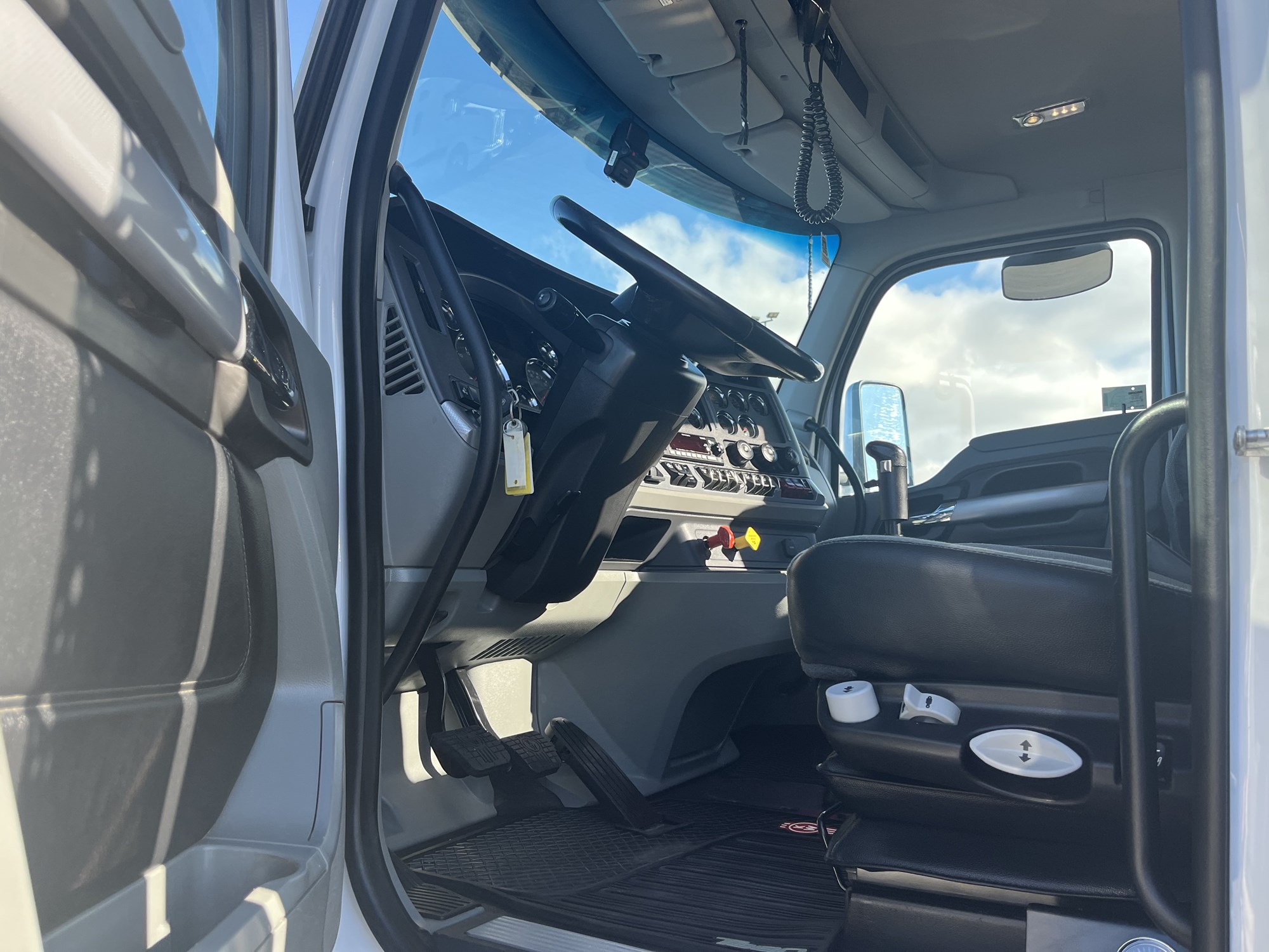 2022 Kenworth T880 - image 4 of 6