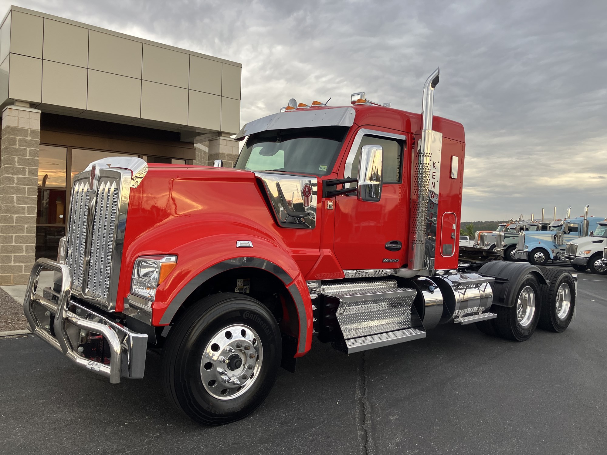 2023 Kenworth W990 - image 1 of 6