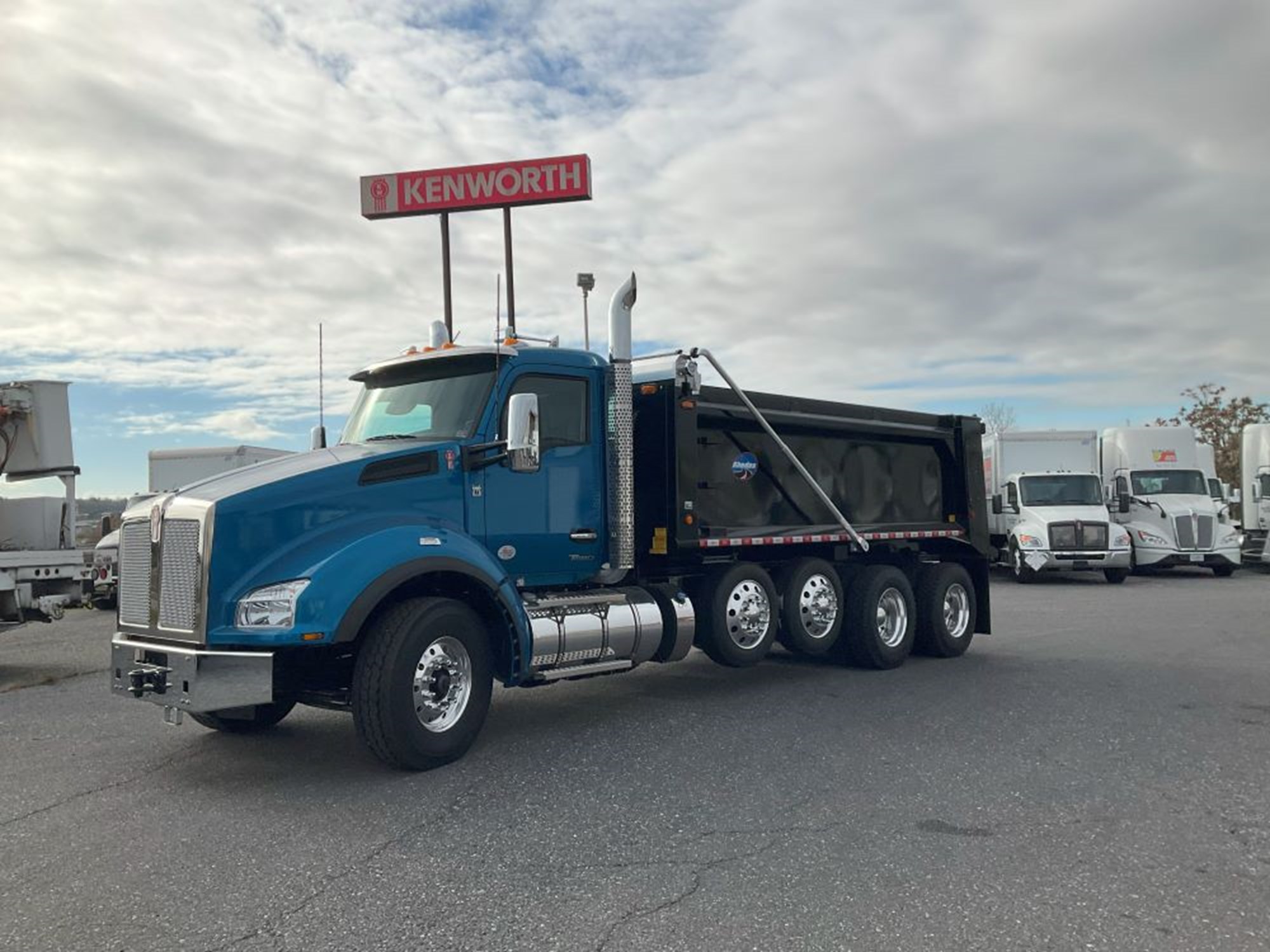 2024 Kenworth T880 - image 2 of 6