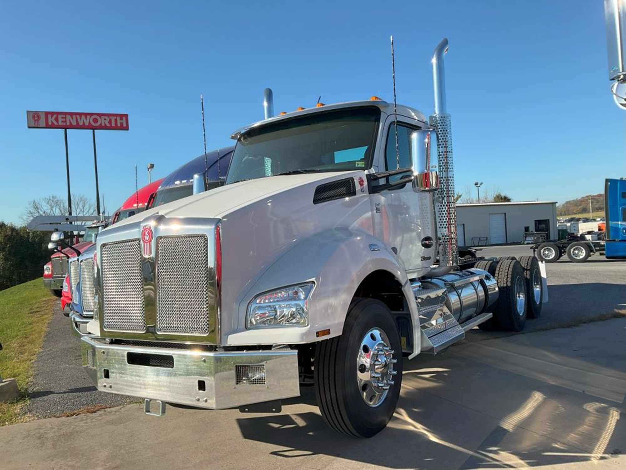 2025 Kenworth T880 - image 1 of 5