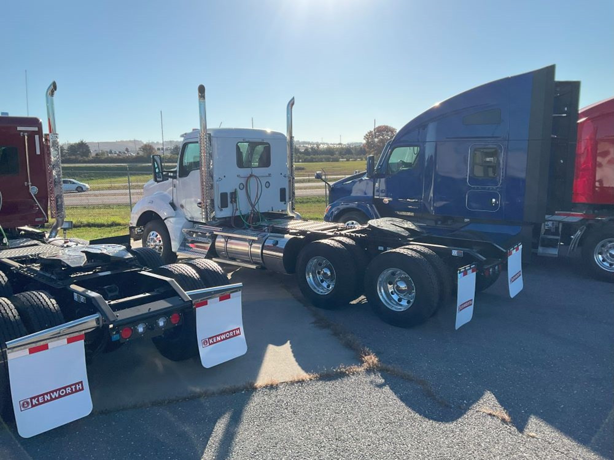 2025 Kenworth T880 - image 2 of 5