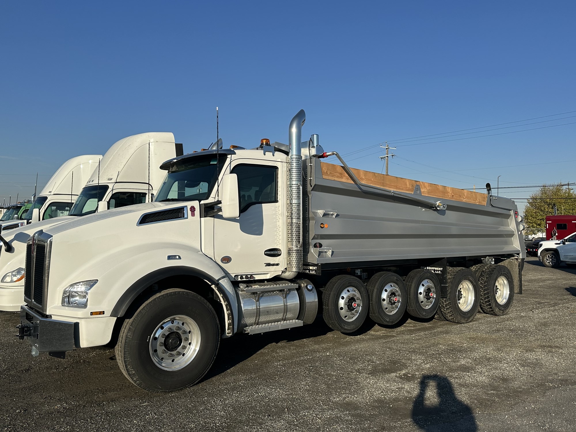 2025 Kenworth T880 - image 1 of 6